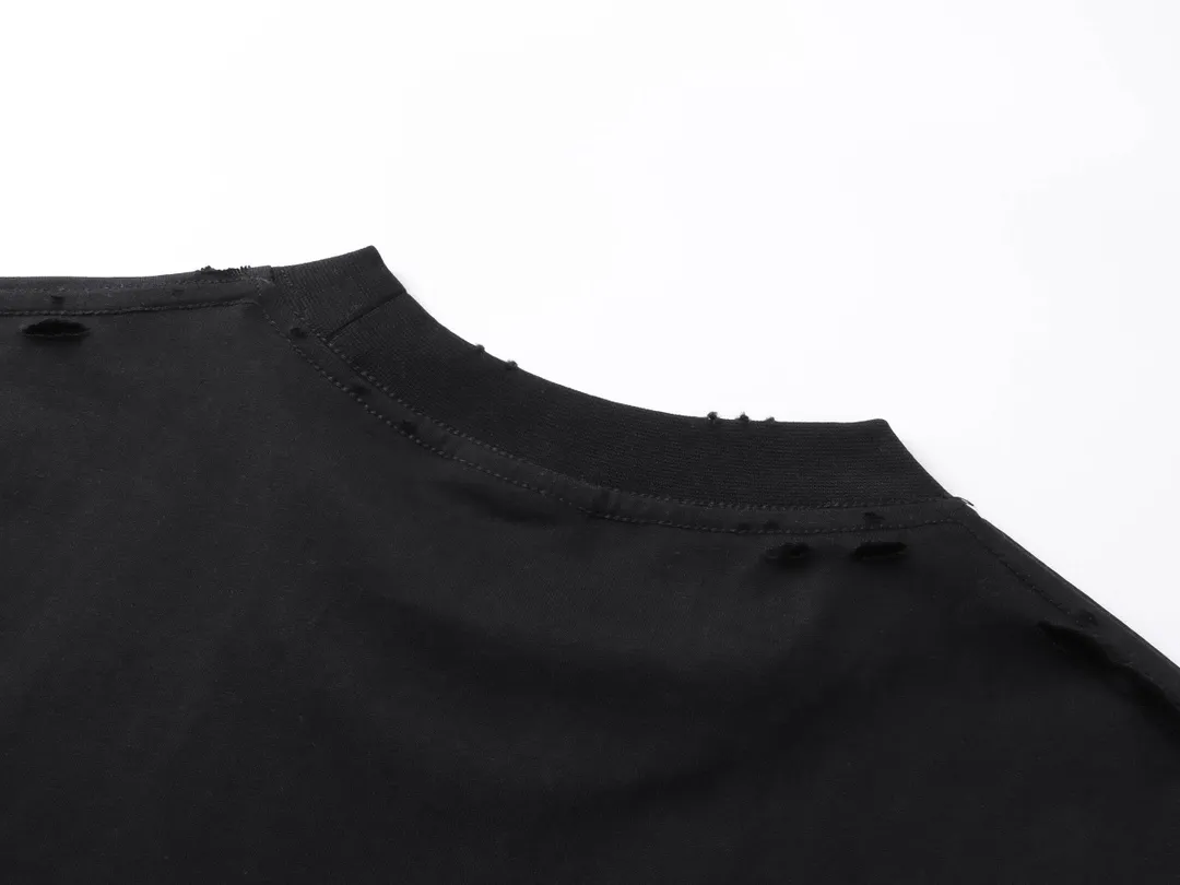🅿️180 real photos [Top version. Official website quality] BALENCI*GA/Paris.SS25 latest model alphanumeric printed eye chart worn and distressed short-sleeved T-shirt. Ready-made clothing with many worn and worn. Brick cabinets are synchronized. Genuine products are developed at the first time. The fabric is made of Paris ZP custom-woven and dyed cotton double yarn. Weighing 260 grams, the cloth surface is clean. The cloth pattern is clear, soft and comfortable. The threads are dyed with no color difference. The printing is made of environmentally friendly imported materials. The letters are clear and the effect is three-dimensional. The version adopts OS loose shoulder design. Same style for men and women. Code: BL223617 Color: black, gray and white. Size: XS S M L