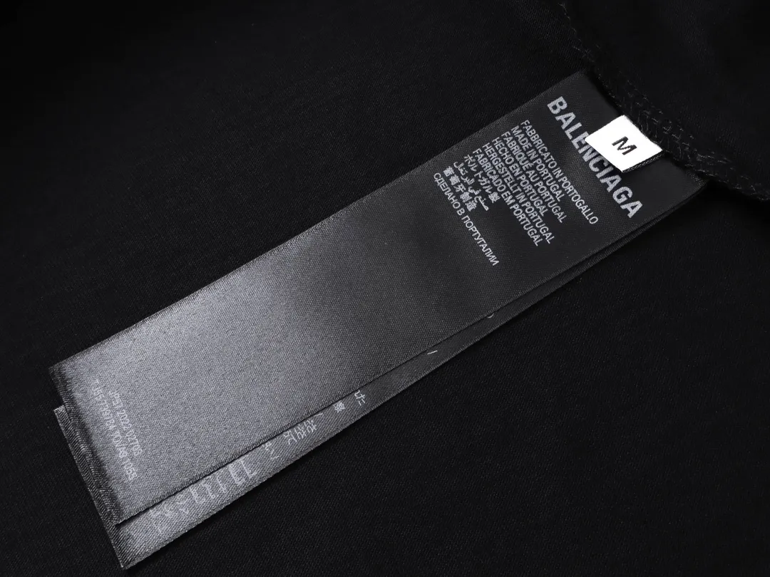 🅿️180 real photos [Top version. Official website quality] BALENCI*GA/Paris.SS25 latest model alphanumeric printed eye chart worn and distressed short-sleeved T-shirt. Ready-made clothing with many worn and worn. Brick cabinets are synchronized. Genuine products are developed at the first time. The fabric is made of Paris ZP custom-woven and dyed cotton double yarn. Weighing 260 grams, the cloth surface is clean. The cloth pattern is clear, soft and comfortable. The threads are dyed with no color difference. The printing is made of environmentally friendly imported materials. The letters are clear and the effect is three-dimensional. The version adopts OS loose shoulder design. Same style for men and women. Code: BL223617 Color: black, gray and white. Size: XS S M L