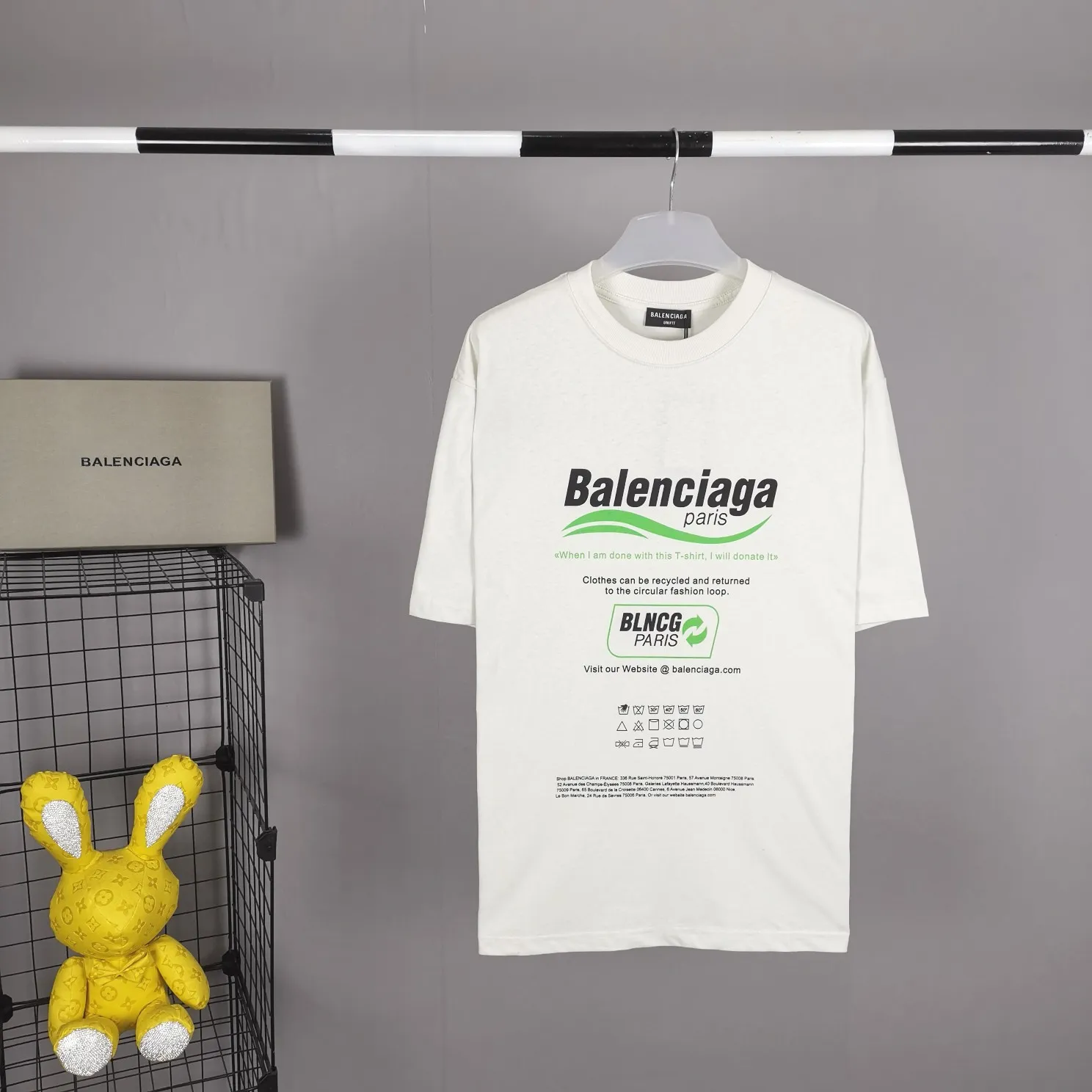The top tested version of Balenciaga's environmentally friendly logo arrow three-color loose breathable cotton short-sleeved T-shirt BLCG is one of the most influential brands in the fashion industry. Founded in 1919 by Cristóbal Balenciaga and settled in Paris in 1936, he led many important fashion movements between 1930 and 1968. The representative ready-to-wear series reflects the identity of the brand - Fabric: Made of 32-count double yarn, 260-gram weight fabric, imported knitted needle carded cotton, with moderate thickness, drape and contour - The front printing screen plate is hand-printed, and the 3D full-color scanned pattern is made into film to ensure the highest degree of printing pattern restoration. The upper and lower LOGO printing has a strong touch texture. The printing material uses environmentally friendly active water slurry and anti-sublimation liquid as the base. The garment is resistant to washing and does not desizing. Color: off-white, fluorescent yellow, navy blue Size: XS-L P:250