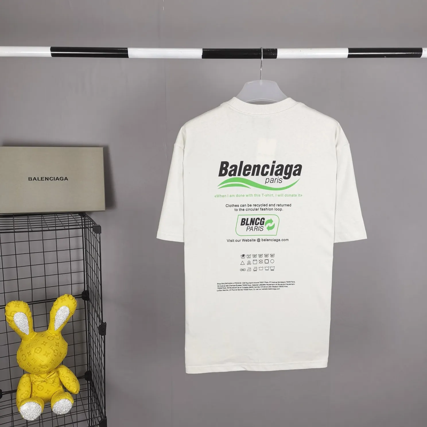 The top tested version of Balenciaga's environmentally friendly logo arrow three-color loose breathable cotton short-sleeved T-shirt BLCG is one of the most influential brands in the fashion industry. Founded in 1919 by Cristóbal Balenciaga and settled in Paris in 1936, he led many important fashion movements between 1930 and 1968. The representative ready-to-wear series reflects the identity of the brand - Fabric: Made of 32-count double yarn, 260-gram weight fabric, imported knitted needle carded cotton, with moderate thickness, drape and contour - The front printing screen plate is hand-printed, and the 3D full-color scanned pattern is made into film to ensure the highest degree of printing pattern restoration. The upper and lower LOGO printing has a strong touch texture. The printing material uses environmentally friendly active water slurry and anti-sublimation liquid as the base. The garment is resistant to washing and does not desizing. Color: off-white, fluorescent yellow, navy blue Size: XS-L P:250