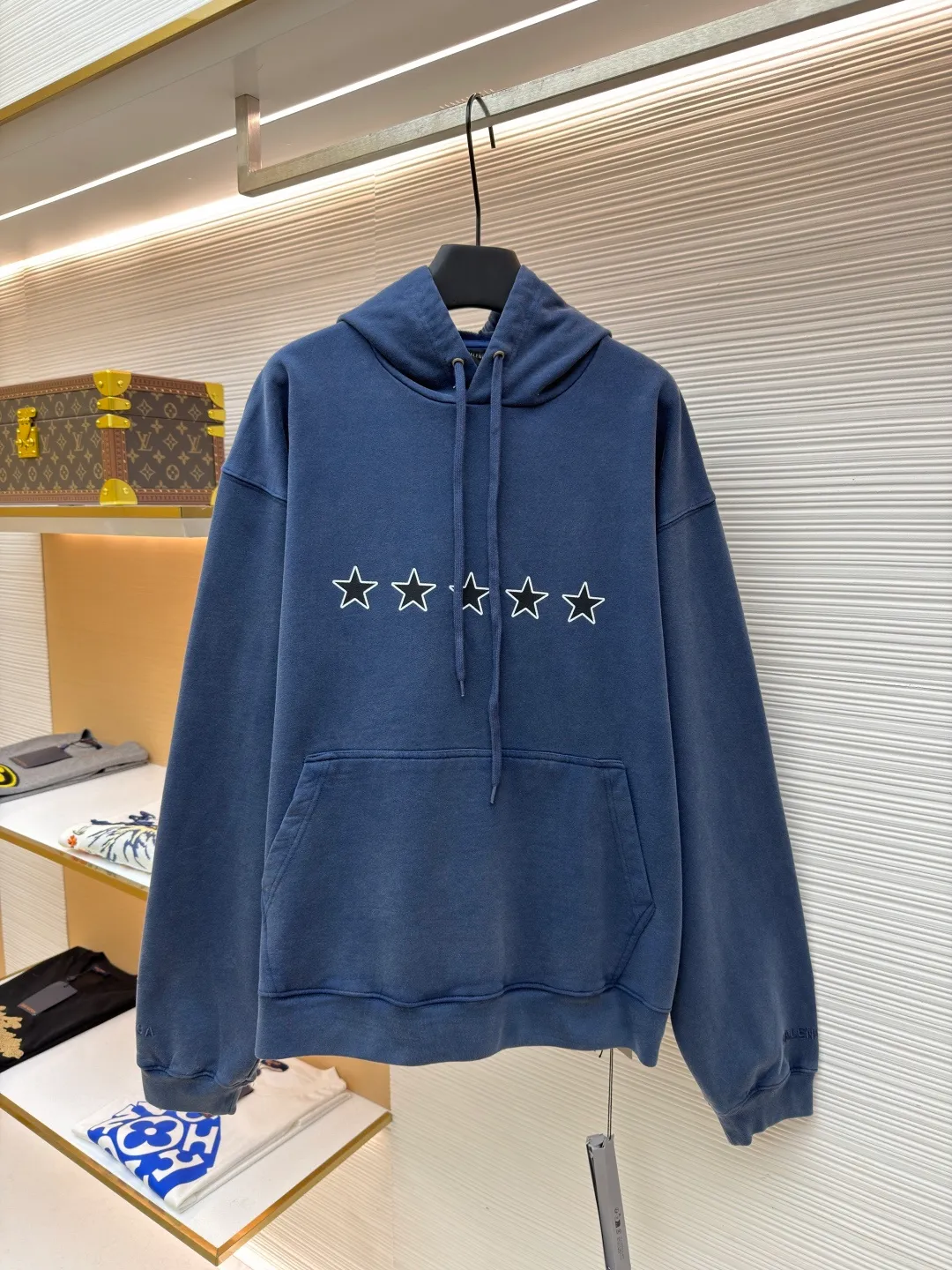 Balenciaga star pattern hooded sweatshirt [comes with marker pen] ●Original version: Purchased and developed by 12951 ●Item number: 1682444-B25 ●Material: combed cotton fabric ●Technology: Enzyme heavy wash water production ●Color: blue ●Version: Loose fit ●Weight: about 855g ●Size: XS-S-M-L ●Description: Made of 380g double-strand combed cotton terry bottom for fleece. The "enzyme re-washing" process is used - the surface has a foggy retro blue tone, and it feels "soft and brushed", but it will not collapse after a few washes like ordinary sweaters. Five stars on the chest: It is a "water paste print with white edges on a black background", and the white lines on the edges have been "roughed and distressed". It does not have a neat and neat feel, but has a casual retro flavor. Slogan frame on the back: The white lines printed on it make it "light and not heavy", like a frame drawn casually with chalk, which is completely consistent with the overall old-fashioned style. The drawstring hole is made of old metal holes, not glossy hardware, but vintage silver with a "matte oxidation feel"; the corners of the kangaroo pocket are made of "triangular reinforced stitching", so that mobile phones and keys will not be deformed; the top seam of the hood is made of "double seams of the same color thread", no excess threads can be seen, and the durability is maximized! The overall wiring is straight and delicate, the fabric is comfortable and soft, and the color is consistent without color difference. It can be matched with the same style to create a fashionable look and control various occasions. Customized accessories, complete with three standards, same style for men and women!