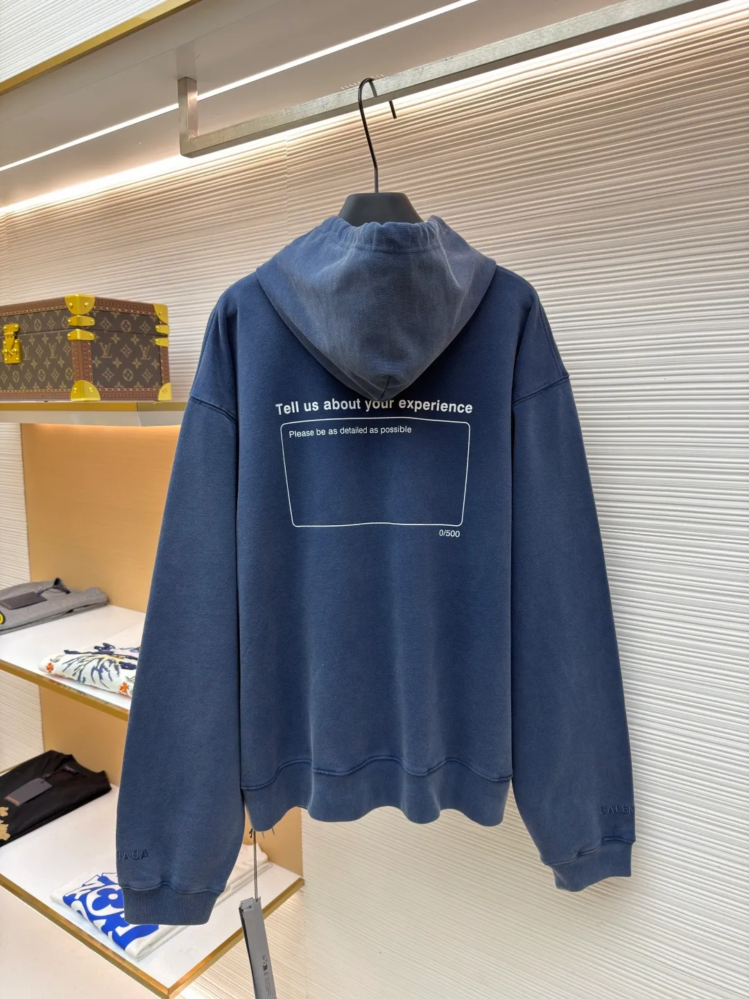 Balenciaga star pattern hooded sweatshirt [comes with marker pen] ●Original version: Purchased and developed by 12951 ●Item number: 1682444-B25 ●Material: combed cotton fabric ●Technology: Enzyme heavy wash water production ●Color: blue ●Version: Loose fit ●Weight: about 855g ●Size: XS-S-M-L ●Description: Made of 380g double-strand combed cotton terry bottom for fleece. The "enzyme re-washing" process is used - the surface has a foggy retro blue tone, and it feels "soft and brushed", but it will not collapse after a few washes like ordinary sweaters. Five stars on the chest: It is a "water paste print with white edges on a black background", and the white lines on the edges have been "roughed and distressed". It does not have a neat and neat feel, but has a casual retro flavor. Slogan frame on the back: The white lines printed on it make it "light and not heavy", like a frame drawn casually with chalk, which is completely consistent with the overall old-fashioned style. The drawstring hole is made of old metal holes, not glossy hardware, but vintage silver with a "matte oxidation feel"; the corners of the kangaroo pocket are made of "triangular reinforced stitching", so that mobile phones and keys will not be deformed; the top seam of the hood is made of "double seams of the same color thread", no excess threads can be seen, and the durability is maximized! The overall wiring is straight and delicate, the fabric is comfortable and soft, and the color is consistent without color difference. It can be matched with the same style to create a fashionable look and control various occasions. Customized accessories, complete with three standards, same style for men and women!