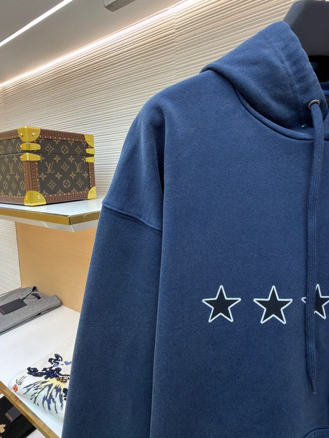 Balenciaga star pattern hooded sweatshirt [comes with marker pen] ●Original version: Purchased and developed by 12951 ●Item number: 1682444-B25 ●Material: combed cotton fabric ●Technology: Enzyme heavy wash water production ●Color: blue ●Version: Loose fit ●Weight: about 855g ●Size: XS-S-M-L ●Description: Made of 380g double-strand combed cotton terry bottom for fleece. The "enzyme re-washing" process is used - the surface has a foggy retro blue tone, and it feels "soft and brushed", but it will not collapse after a few washes like ordinary sweaters. Five stars on the chest: It is a "water paste print with white edges on a black background", and the white lines on the edges have been "roughed and distressed". It does not have a neat and neat feel, but has a casual retro flavor. Slogan frame on the back: The white lines printed on it make it "light and not heavy", like a frame drawn casually with chalk, which is completely consistent with the overall old-fashioned style. The drawstring hole is made of old metal holes, not glossy hardware, but vintage silver with a "matte oxidation feel"; the corners of the kangaroo pocket are made of "triangular reinforced stitching", so that mobile phones and keys will not be deformed; the top seam of the hood is made of "double seams of the same color thread", no excess threads can be seen, and the durability is maximized! The overall wiring is straight and delicate, the fabric is comfortable and soft, and the color is consistent without color difference. It can be matched with the same style to create a fashionable look and control various occasions. Customized accessories, complete with three standards, same style for men and women!