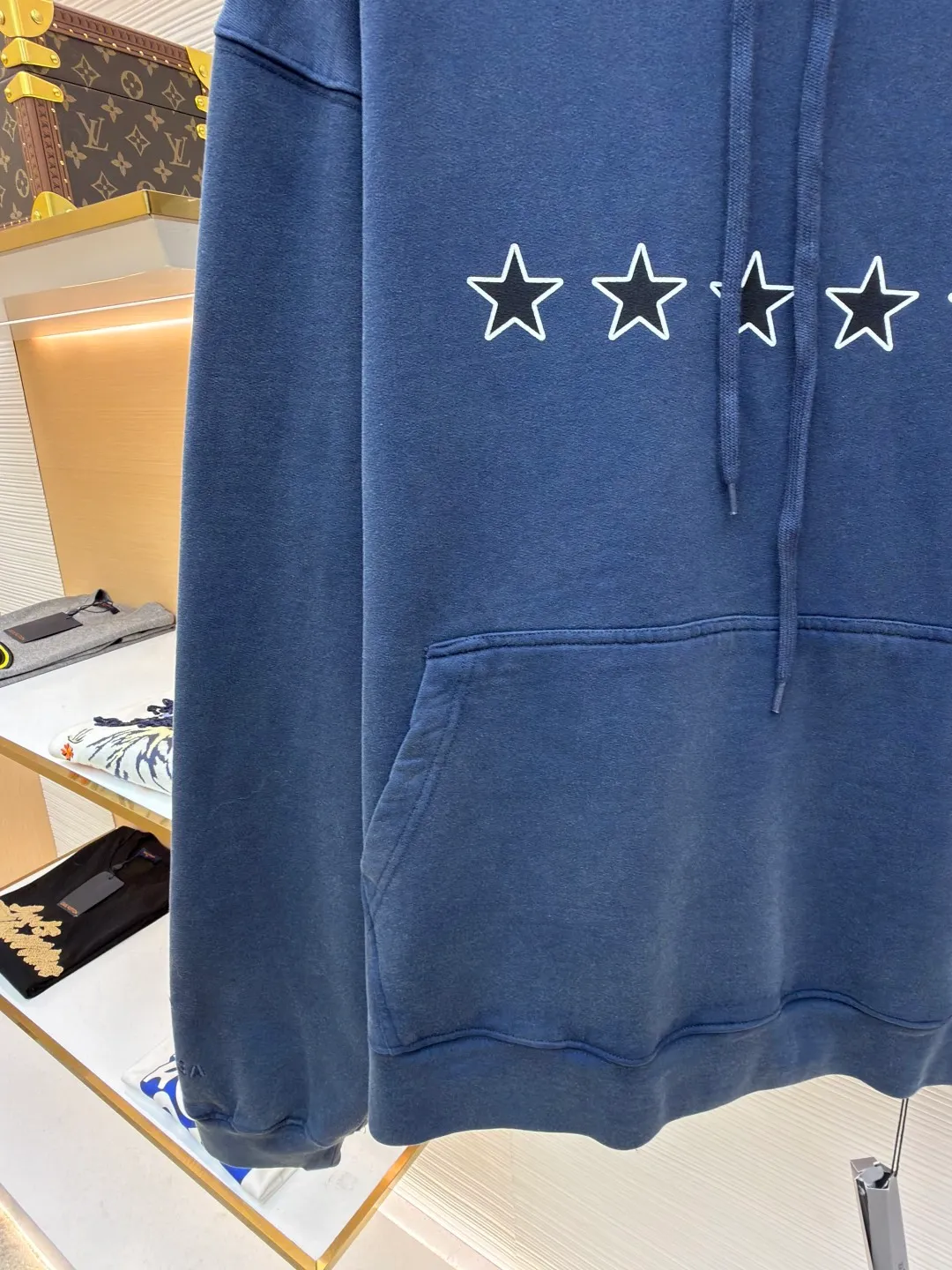 Balenciaga star pattern hooded sweatshirt [comes with marker pen] ●Original version: Purchased and developed by 12951 ●Item number: 1682444-B25 ●Material: combed cotton fabric ●Technology: Enzyme heavy wash water production ●Color: blue ●Version: Loose fit ●Weight: about 855g ●Size: XS-S-M-L ●Description: Made of 380g double-strand combed cotton terry bottom for fleece. The "enzyme re-washing" process is used - the surface has a foggy retro blue tone, and it feels "soft and brushed", but it will not collapse after a few washes like ordinary sweaters. Five stars on the chest: It is a "water paste print with white edges on a black background", and the white lines on the edges have been "roughed and distressed". It does not have a neat and neat feel, but has a casual retro flavor. Slogan frame on the back: The white lines printed on it make it "light and not heavy", like a frame drawn casually with chalk, which is completely consistent with the overall old-fashioned style. The drawstring hole is made of old metal holes, not glossy hardware, but vintage silver with a "matte oxidation feel"; the corners of the kangaroo pocket are made of "triangular reinforced stitching", so that mobile phones and keys will not be deformed; the top seam of the hood is made of "double seams of the same color thread", no excess threads can be seen, and the durability is maximized! The overall wiring is straight and delicate, the fabric is comfortable and soft, and the color is consistent without color difference. It can be matched with the same style to create a fashionable look and control various occasions. Customized accessories, complete with three standards, same style for men and women!
