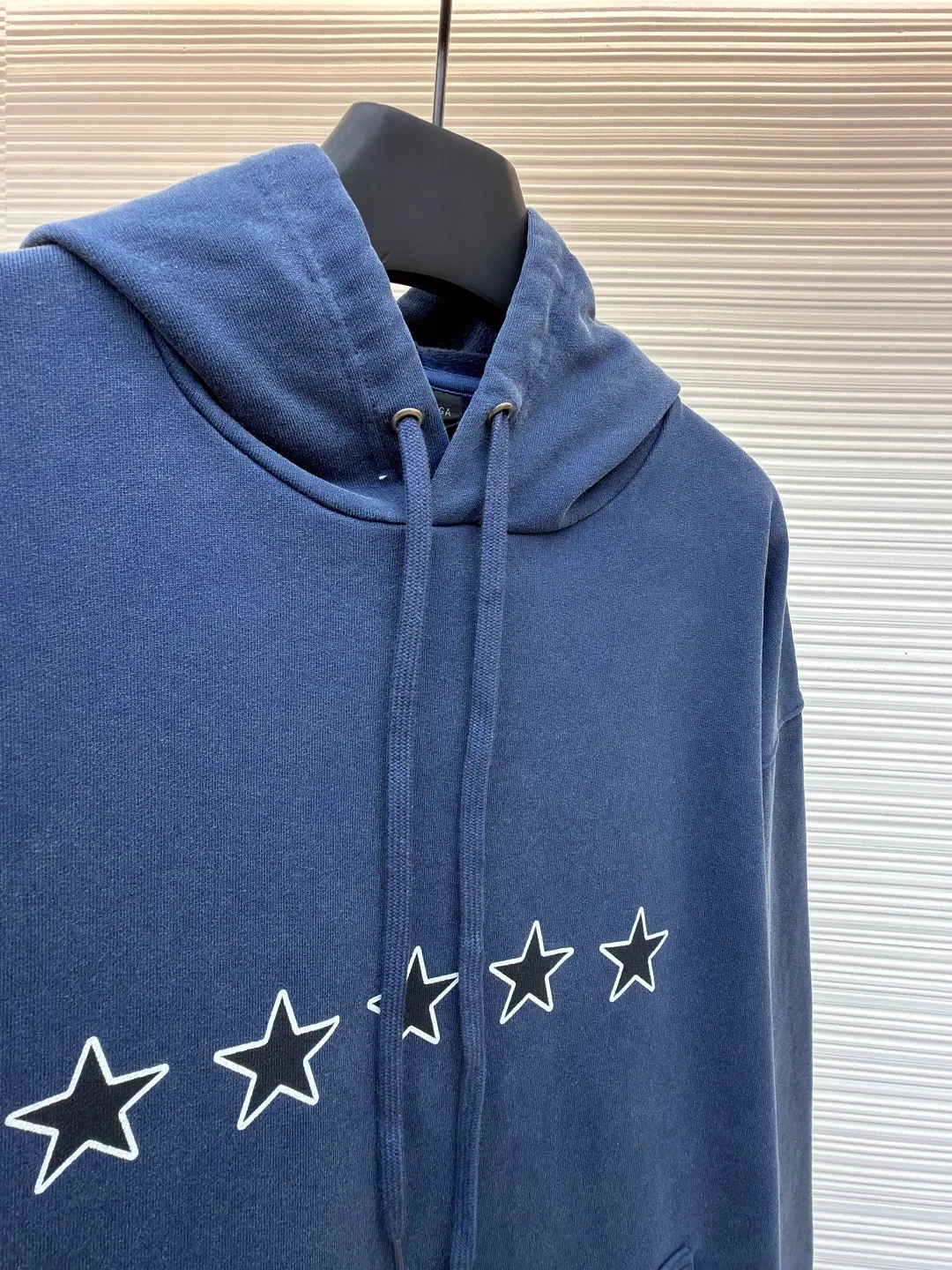 Balenciaga star pattern hooded sweatshirt [comes with marker pen] ●Original version: Purchased and developed by 12951 ●Item number: 1682444-B25 ●Material: combed cotton fabric ●Technology: Enzyme heavy wash water production ●Color: blue ●Version: Loose fit ●Weight: about 855g ●Size: XS-S-M-L ●Description: Made of 380g double-strand combed cotton terry bottom for fleece. The "enzyme re-washing" process is used - the surface has a foggy retro blue tone, and it feels "soft and brushed", but it will not collapse after a few washes like ordinary sweaters. Five stars on the chest: It is a "water paste print with white edges on a black background", and the white lines on the edges have been "roughed and distressed". It does not have a neat and neat feel, but has a casual retro flavor. Slogan frame on the back: The white lines printed on it make it "light and not heavy", like a frame drawn casually with chalk, which is completely consistent with the overall old-fashioned style. The drawstring hole is made of old metal holes, not glossy hardware, but vintage silver with a "matte oxidation feel"; the corners of the kangaroo pocket are made of "triangular reinforced stitching", so that mobile phones and keys will not be deformed; the top seam of the hood is made of "double seams of the same color thread", no excess threads can be seen, and the durability is maximized! The overall wiring is straight and delicate, the fabric is comfortable and soft, and the color is consistent without color difference. It can be matched with the same style to create a fashionable look and control various occasions. Customized accessories, complete with three standards, same style for men and women!