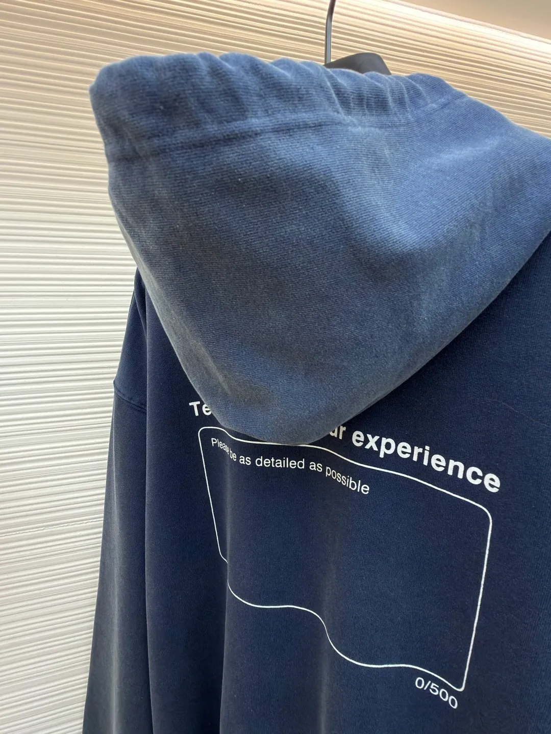 Balenciaga star pattern hooded sweatshirt [comes with marker pen] ●Original version: Purchased and developed by 12951 ●Item number: 1682444-B25 ●Material: combed cotton fabric ●Technology: Enzyme heavy wash water production ●Color: blue ●Version: Loose fit ●Weight: about 855g ●Size: XS-S-M-L ●Description: Made of 380g double-strand combed cotton terry bottom for fleece. The "enzyme re-washing" process is used - the surface has a foggy retro blue tone, and it feels "soft and brushed", but it will not collapse after a few washes like ordinary sweaters. Five stars on the chest: It is a "water paste print with white edges on a black background", and the white lines on the edges have been "roughed and distressed". It does not have a neat and neat feel, but has a casual retro flavor. Slogan frame on the back: The white lines printed on it make it "light and not heavy", like a frame drawn casually with chalk, which is completely consistent with the overall old-fashioned style. The drawstring hole is made of old metal holes, not glossy hardware, but vintage silver with a "matte oxidation feel"; the corners of the kangaroo pocket are made of "triangular reinforced stitching", so that mobile phones and keys will not be deformed; the top seam of the hood is made of "double seams of the same color thread", no excess threads can be seen, and the durability is maximized! The overall wiring is straight and delicate, the fabric is comfortable and soft, and the color is consistent without color difference. It can be matched with the same style to create a fashionable look and control various occasions. Customized accessories, complete with three standards, same style for men and women!