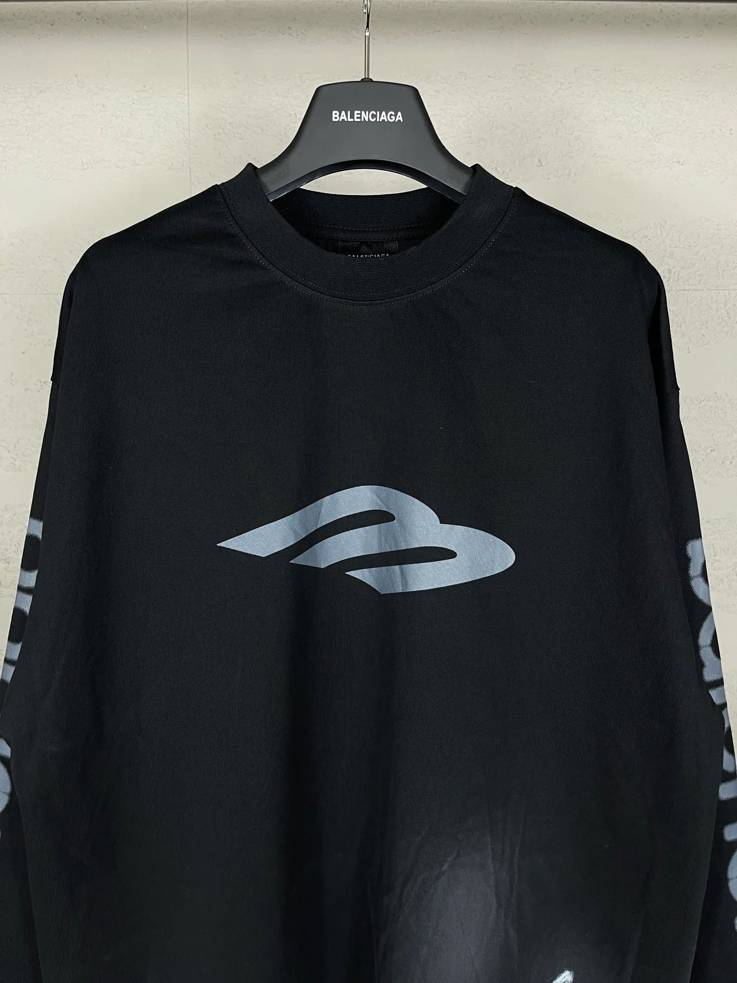 🅿️230 real photos [Top version. Official website quality] BALENCI*GA/Paris #2024 new style 3M letter classic print. Hand-painted. Graffiti. Long-sleeved T-shirt. #2024 Spring and Summer Brick Cabinet Synchronization Welcome to compare. The fabric is made of Paris ZP custom-woven and dyed cotton double yarn, with a weight of 260 grams. The cloth surface is clean. The cloth pattern is clear, soft and comfortable. The threads are dyed with no color difference. The classic letter LOGO is printed with imported environmentally friendly glue. The letters are clear and the effect is three-dimensional. Ready-to-wear hand drawn doodles. Restore the brick cabinet, adopt OS loose shoulder style. Same style for men and women. Coding: BL225050 Color: black, blue Size: XS S M L