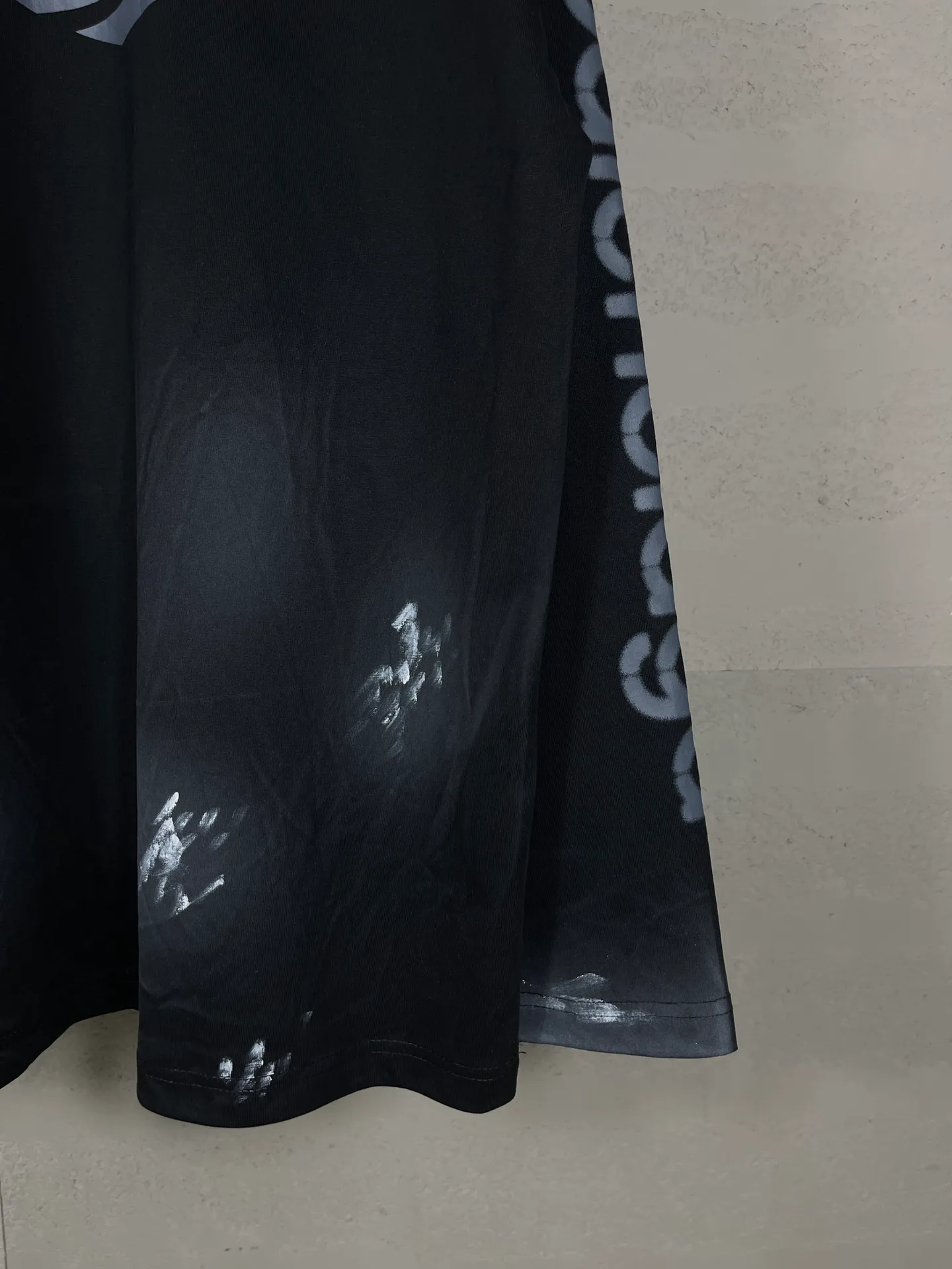 🅿️230 real photos [Top version. Official website quality] BALENCI*GA/Paris #2024 new style 3M letter classic print. Hand-painted. Graffiti. Long-sleeved T-shirt. #2024 Spring and Summer Brick Cabinet Synchronization Welcome to compare. The fabric is made of Paris ZP custom-woven and dyed cotton double yarn, with a weight of 260 grams. The cloth surface is clean. The cloth pattern is clear, soft and comfortable. The threads are dyed with no color difference. The classic letter LOGO is printed with imported environmentally friendly glue. The letters are clear and the effect is three-dimensional. Ready-to-wear hand drawn doodles. Restore the brick cabinet, adopt OS loose shoulder style. Same style for men and women. Coding: BL225050 Color: black, blue Size: XS S M L