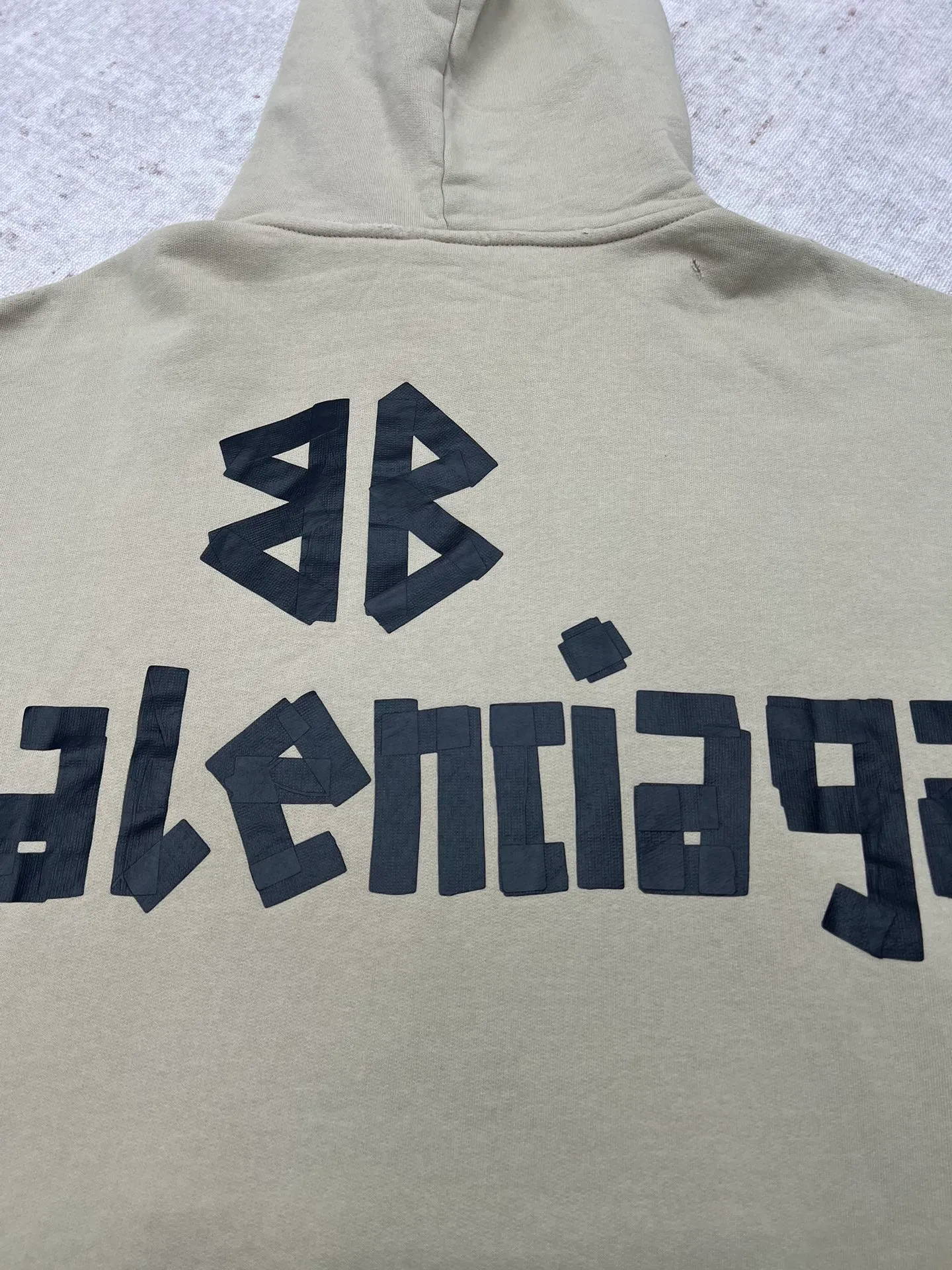 🅿️490 Paris 25ss new TAPE TYPE RIPPED POCKET HOODIE hooded sweatshirt with hole pockets and tape type logo on the front and back. Distressed details. Size: XS.S.M.L.