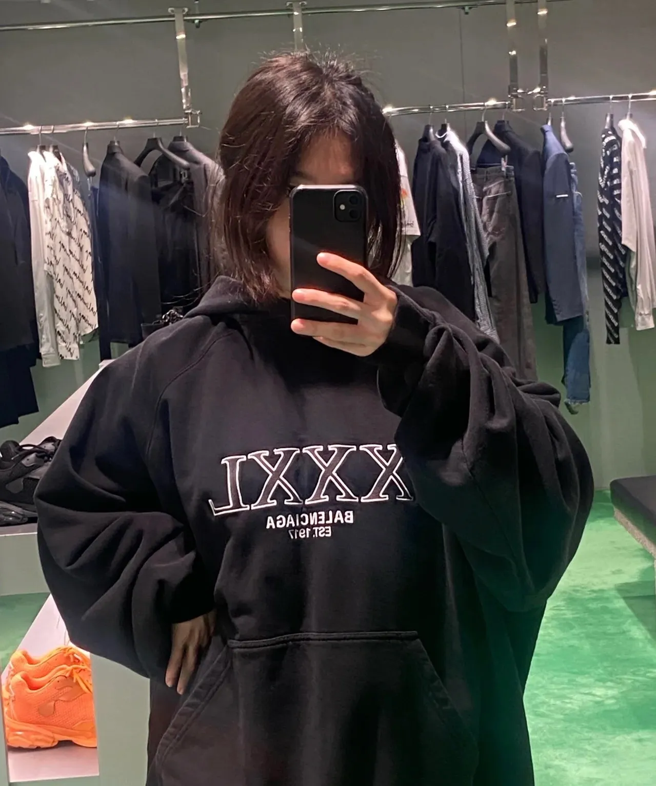 ♻️💯Reference model picture of the upper body❤️The top tested version of Balenciaga BALENCIAGA's new XXXL letter embroidery, the latest style hooded sweatshirt for male and female couples - using imported Tajima 10w needle machine embroidery, high-density embroidery letter hemming technology, full details and no tails, clear letters and no connections‼ ️ - BLCG's latest fashion series, Jay Chou's same upper body, new styles are released every year. The washed black color is a new color this year. I didn't hesitate to buy it when I saw it. The upper body looks white. I love this color!  -Full set of 1:1 customized accessories + Sydney paper with logo + new version of handbags at the counter + three standard products for large products + original hangtag -The webbing on the back neck extends to the shoulder for reinforcement, and the connection point is reversed. Imported elliptical machine, imported glue technology, overall printing without teeth, 32s480g double yarn combed cotton fabric, the fabric is made of 480g Color: washed black, apricot Size: XS-L P:470