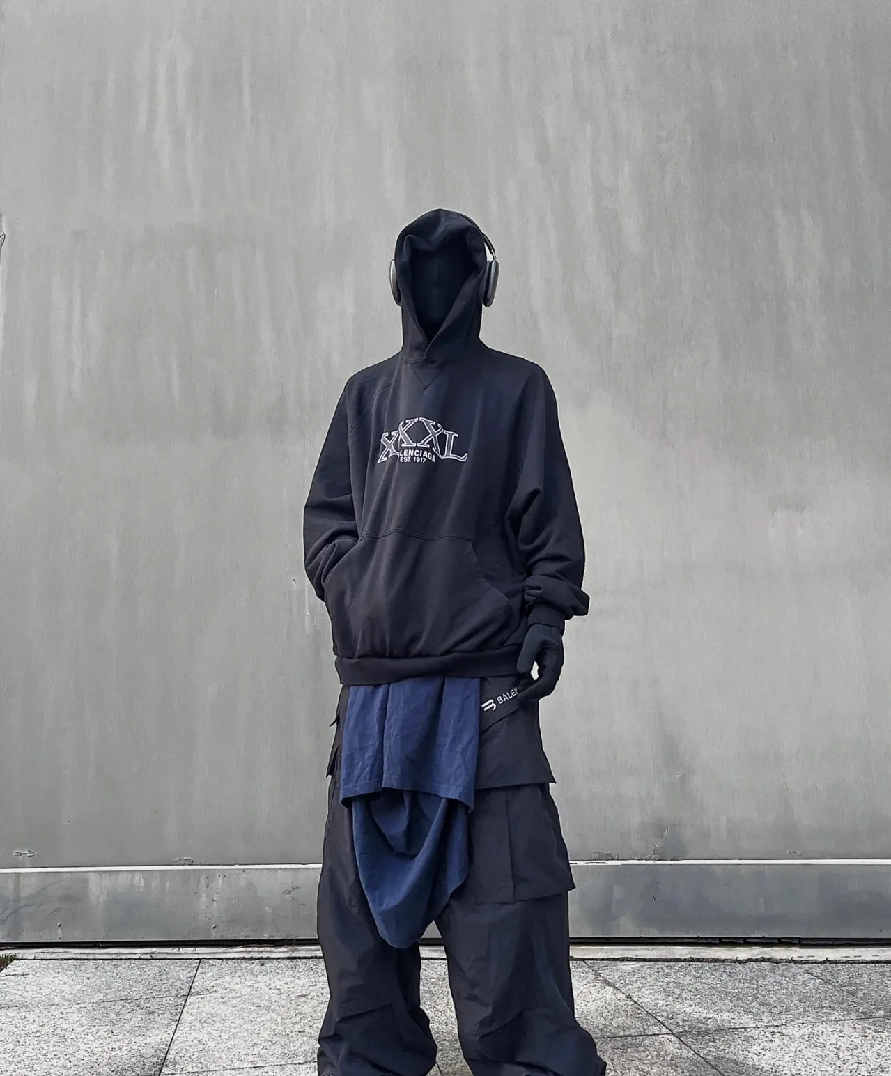 ♻️💯Reference model picture of the upper body❤️The top tested version of Balenciaga BALENCIAGA's new XXXL letter embroidery, the latest style hooded sweatshirt for male and female couples - using imported Tajima 10w needle machine embroidery, high-density embroidery letter hemming technology, full details and no tails, clear letters and no connections‼ ️ - BLCG's latest fashion series, Jay Chou's same upper body, new styles are released every year. The washed black color is a new color this year. I didn't hesitate to buy it when I saw it. The upper body looks white. I love this color!  -Full set of 1:1 customized accessories + Sydney paper with logo + new version of handbags at the counter + three standard products for large products + original hangtag -The webbing on the back neck extends to the shoulder for reinforcement, and the connection point is reversed. Imported elliptical machine, imported glue technology, overall printing without teeth, 32s480g double yarn combed cotton fabric, the fabric is made of 480g Color: washed black, apricot Size: XS-L P:470
