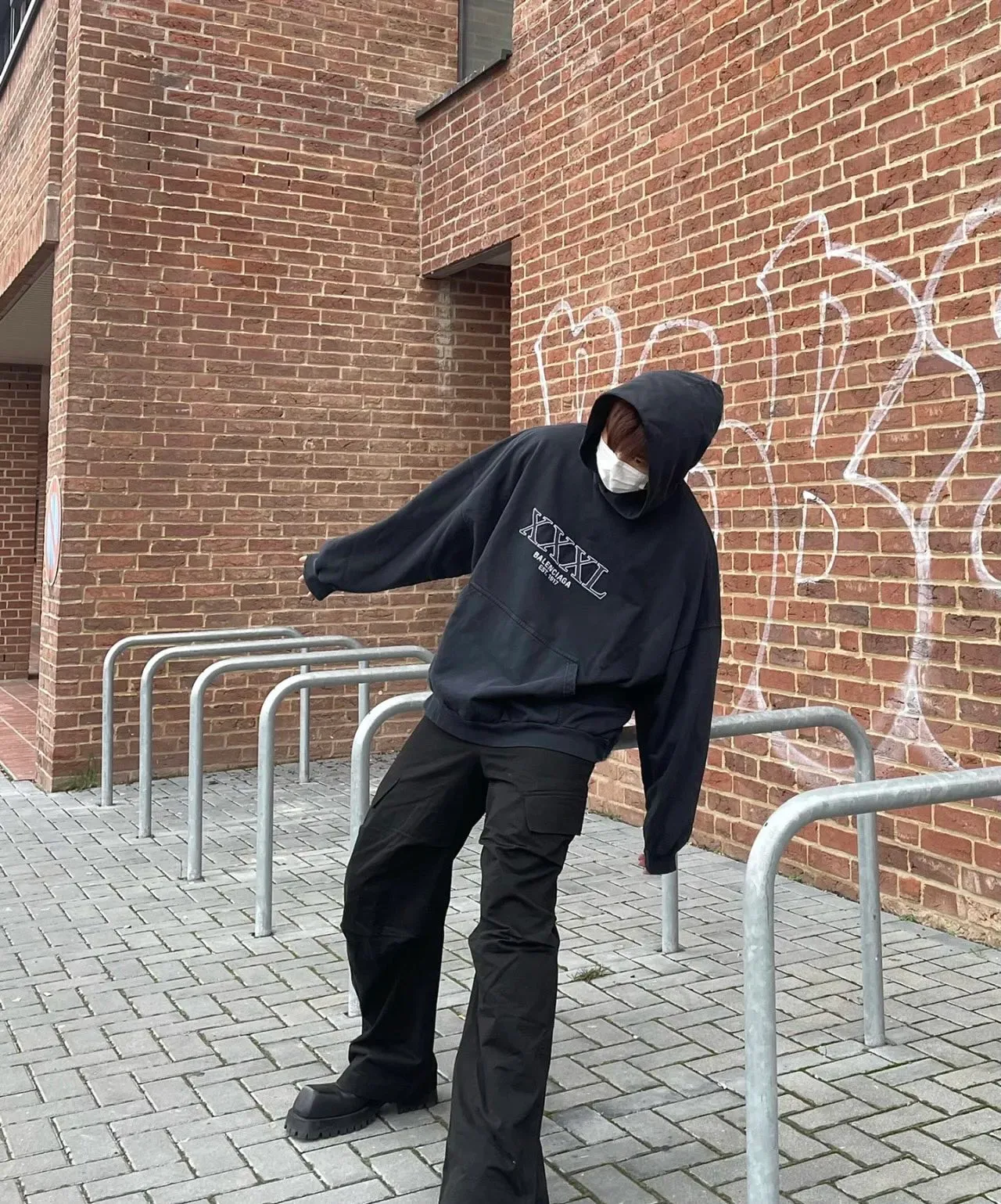 ♻️💯Reference model picture of the upper body❤️The top tested version of Balenciaga BALENCIAGA's new XXXL letter embroidery, the latest style hooded sweatshirt for male and female couples - using imported Tajima 10w needle machine embroidery, high-density embroidery letter hemming technology, full details and no tails, clear letters and no connections‼ ️ - BLCG's latest fashion series, Jay Chou's same upper body, new styles are released every year. The washed black color is a new color this year. I didn't hesitate to buy it when I saw it. The upper body looks white. I love this color!  -Full set of 1:1 customized accessories + Sydney paper with logo + new version of handbags at the counter + three standard products for large products + original hangtag -The webbing on the back neck extends to the shoulder for reinforcement, and the connection point is reversed. Imported elliptical machine, imported glue technology, overall printing without teeth, 32s480g double yarn combed cotton fabric, the fabric is made of 480g Color: washed black, apricot Size: XS-L P:470