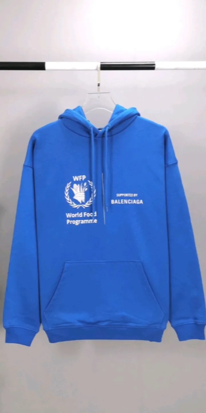 Actual video shot - top-quality Balenciaga 21SS new WFP World Food Agency male and female couple star's autumn and winter pure cotton hooded sweatshirt. The fabric is made of 480 grams of pure cotton terry material. It does not pill and feels very good. It has been printed and dressed up dozens of times to achieve a 1:1 effect. All imported slurries are used. Proportional foaming powder is added to the slurry to foam at high temperatures. The printing convex effect is very good, and the powder does not fall off and does not break. The front and rear panels are washable and environmentally friendly. The entire printing process takes a long time. The hem and cuffs are all customized threads. There is no error in dyeing in the same vat. The workmanship is perfect. The accessories are all customized. This year’s hot trend in the market. Many Internet celebrities have tops. Very trendy. The same OverSzie version for men and women. Color: black, pink, Klein blue, white. Size: XS-L P:450