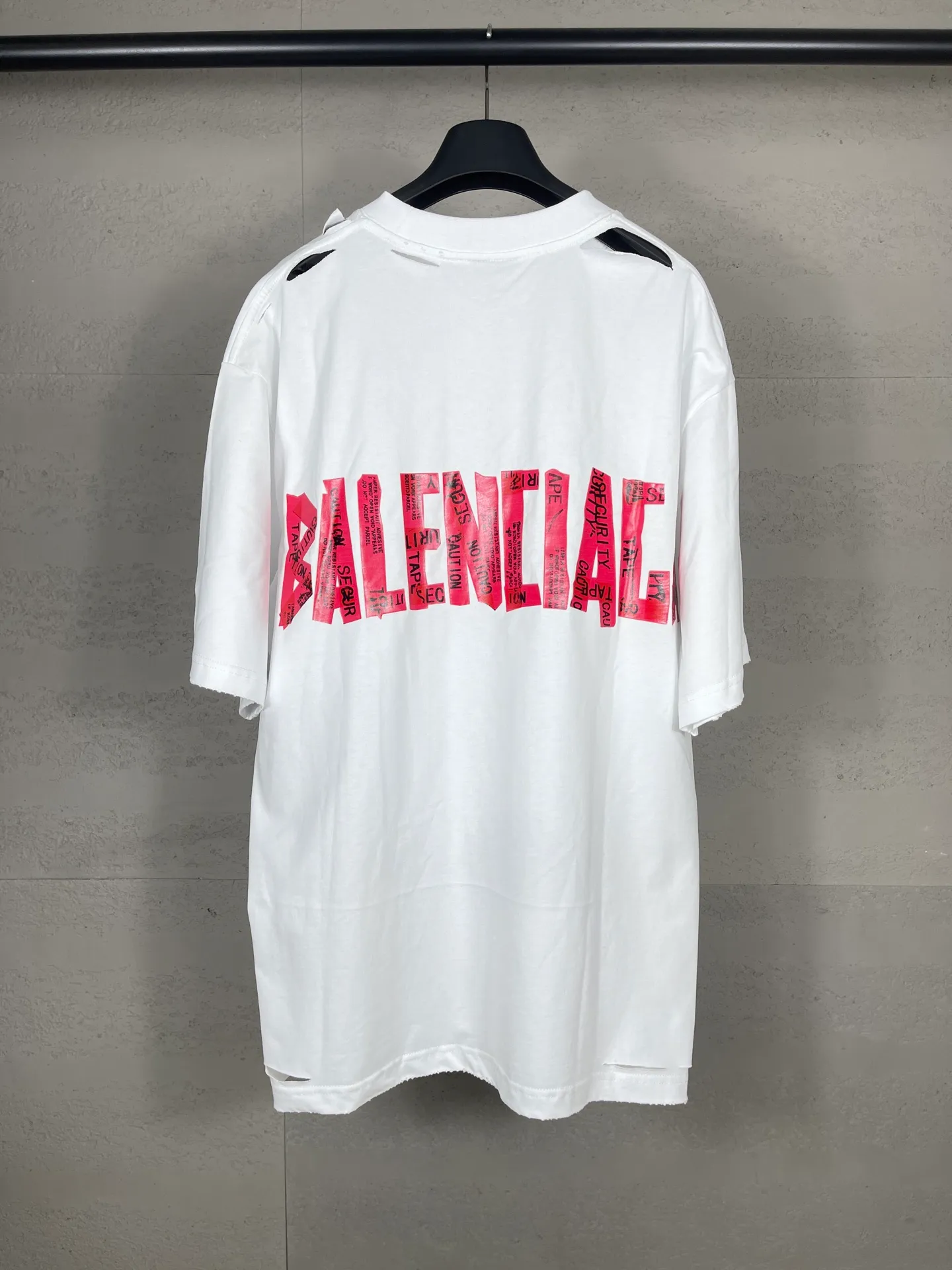🅿️194 Detailed picture [Top version. Official website quality] BALENCI*GA/Paris. 25ss latest model. Masking tape pulp printing. Ready-to-wear washed and frayed short-sleeved T-shirt. Brick cabinet synchronization. The fabric is made of Paris ZP custom-woven and dyed 100% cotton double yarn compact cotton. The weight is 260 grams, the cloth surface is clean. The cloth pattern is clear, soft and comfortable, and the thread is dyed with no color difference. The classic pattern is printed with environmentally friendly imported materials, and the tape pattern is glued. The letters are clear and the effect is three-dimensional. Restored brick cabinet. The garments were washed and aged, and polished by many hands. Produced by ultra-heavy craftsmanship, the market currency is very different, welcome to compare. The version adopts OS loose shoulder design. The same style for men and women. Coding: BL253672 Color: black, white Size: XS S M L