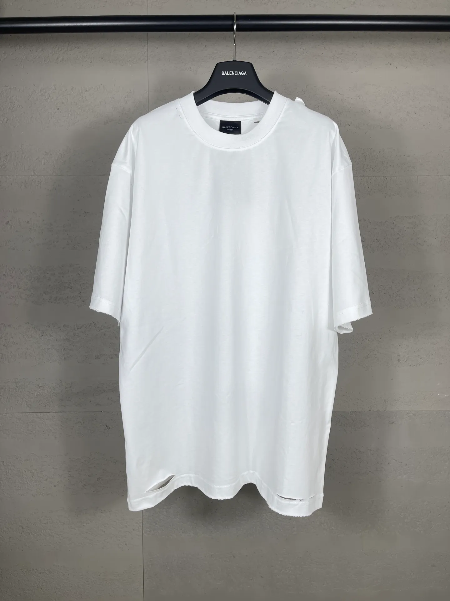 🅿️194 Detailed picture [Top version. Official website quality] BALENCI*GA/Paris. 25ss latest model. Masking tape pulp printing. Ready-to-wear washed and frayed short-sleeved T-shirt. Brick cabinet synchronization. The fabric is made of Paris ZP custom-woven and dyed 100% cotton double yarn compact cotton. The weight is 260 grams, the cloth surface is clean. The cloth pattern is clear, soft and comfortable, and the thread is dyed with no color difference. The classic pattern is printed with environmentally friendly imported materials, and the tape pattern is glued. The letters are clear and the effect is three-dimensional. Restored brick cabinet. The garments were washed and aged, and polished by many hands. Produced by ultra-heavy craftsmanship, the market currency is very different, welcome to compare. The version adopts OS loose shoulder design. The same style for men and women. Coding: BL253672 Color: black, white Size: XS S M L
