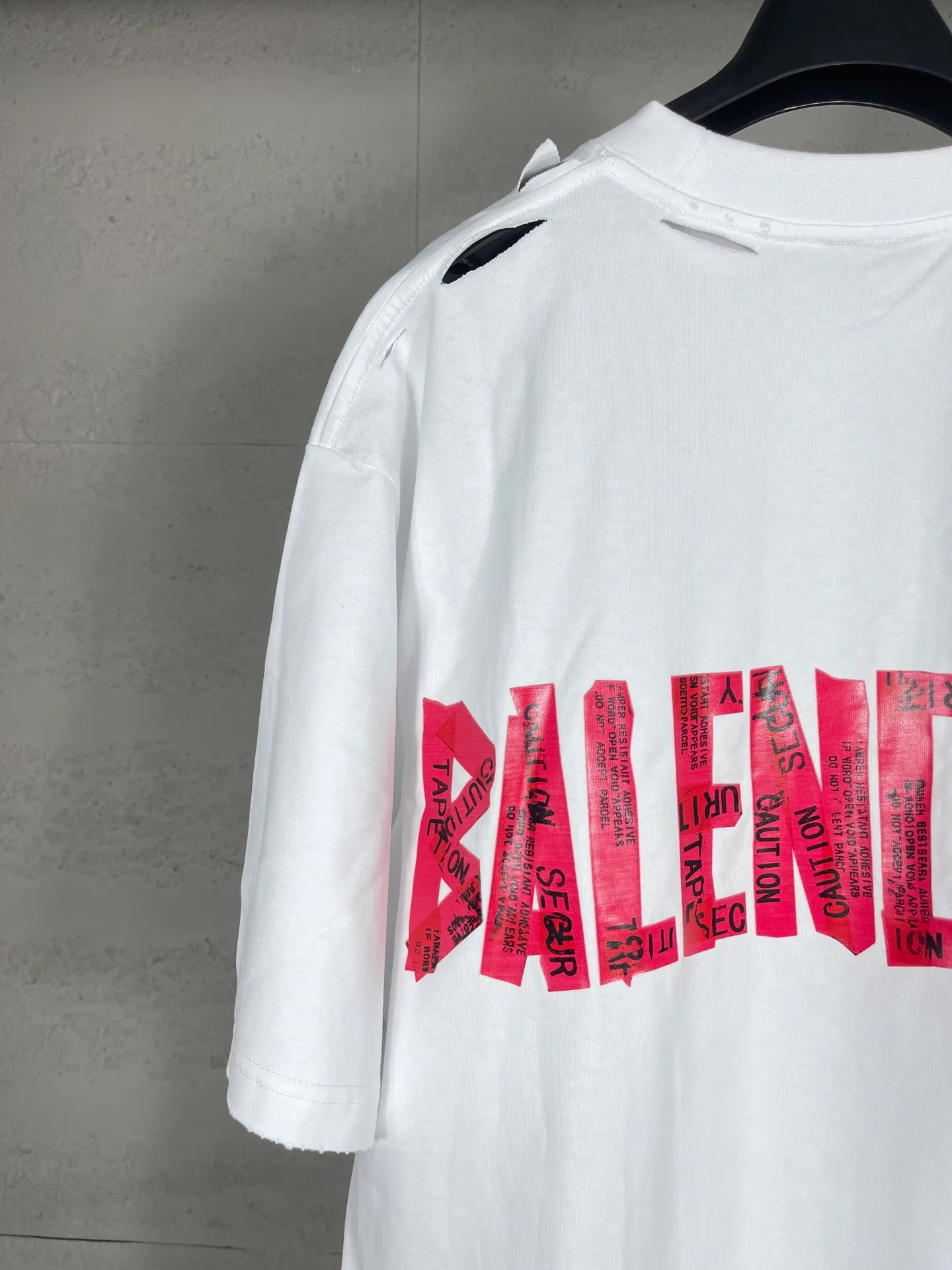 🅿️194 Detailed picture [Top version. Official website quality] BALENCI*GA/Paris. 25ss latest model. Masking tape pulp printing. Ready-to-wear washed and frayed short-sleeved T-shirt. Brick cabinet synchronization. The fabric is made of Paris ZP custom-woven and dyed 100% cotton double yarn compact cotton. The weight is 260 grams, the cloth surface is clean. The cloth pattern is clear, soft and comfortable, and the thread is dyed with no color difference. The classic pattern is printed with environmentally friendly imported materials, and the tape pattern is glued. The letters are clear and the effect is three-dimensional. Restored brick cabinet. The garments were washed and aged, and polished by many hands. Produced by ultra-heavy craftsmanship, the market currency is very different, welcome to compare. The version adopts OS loose shoulder design. The same style for men and women. Coding: BL253672 Color: black, white Size: XS S M L