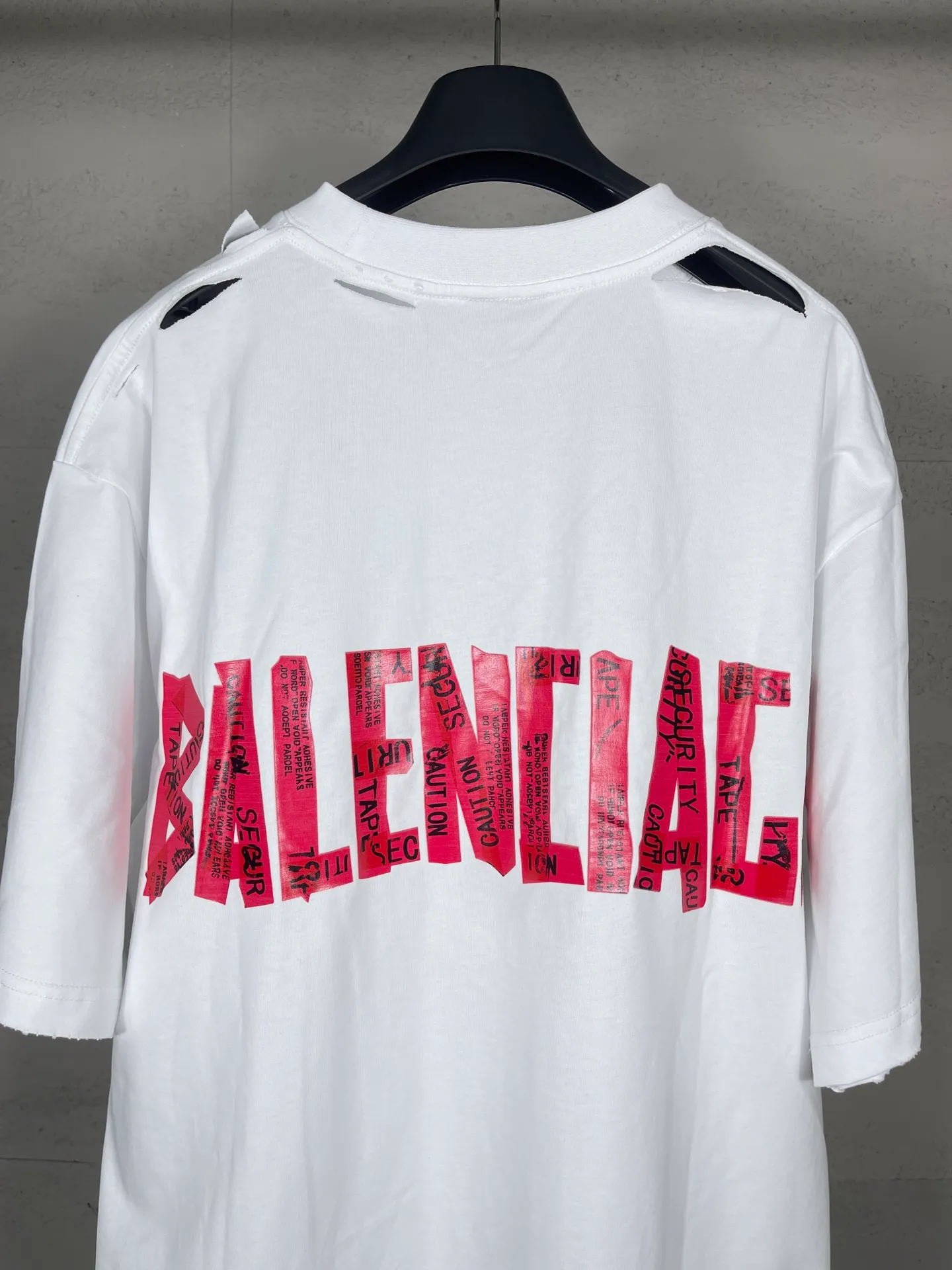 🅿️194 Detailed picture [Top version. Official website quality] BALENCI*GA/Paris. 25ss latest model. Masking tape pulp printing. Ready-to-wear washed and frayed short-sleeved T-shirt. Brick cabinet synchronization. The fabric is made of Paris ZP custom-woven and dyed 100% cotton double yarn compact cotton. The weight is 260 grams, the cloth surface is clean. The cloth pattern is clear, soft and comfortable, and the thread is dyed with no color difference. The classic pattern is printed with environmentally friendly imported materials, and the tape pattern is glued. The letters are clear and the effect is three-dimensional. Restored brick cabinet. The garments were washed and aged, and polished by many hands. Produced by ultra-heavy craftsmanship, the market currency is very different, welcome to compare. The version adopts OS loose shoulder design. The same style for men and women. Coding: BL253672 Color: black, white Size: XS S M L