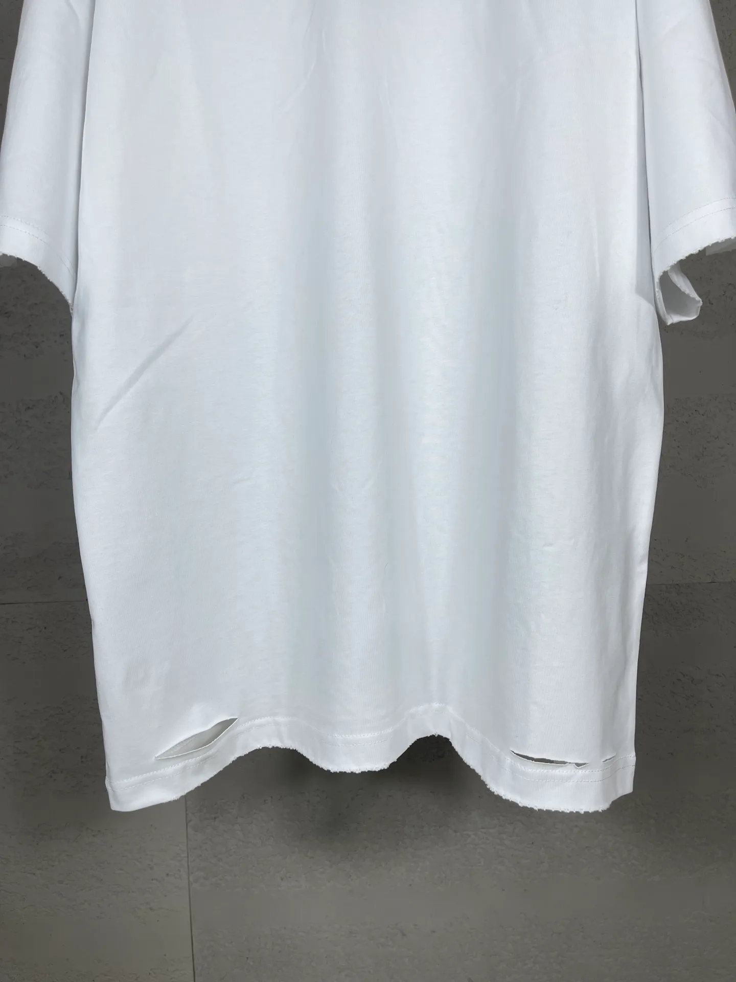 🅿️194 Detailed picture [Top version. Official website quality] BALENCI*GA/Paris. 25ss latest model. Masking tape pulp printing. Ready-to-wear washed and frayed short-sleeved T-shirt. Brick cabinet synchronization. The fabric is made of Paris ZP custom-woven and dyed 100% cotton double yarn compact cotton. The weight is 260 grams, the cloth surface is clean. The cloth pattern is clear, soft and comfortable, and the thread is dyed with no color difference. The classic pattern is printed with environmentally friendly imported materials, and the tape pattern is glued. The letters are clear and the effect is three-dimensional. Restored brick cabinet. The garments were washed and aged, and polished by many hands. Produced by ultra-heavy craftsmanship, the market currency is very different, welcome to compare. The version adopts OS loose shoulder design. The same style for men and women. Coding: BL253672 Color: black, white Size: XS S M L