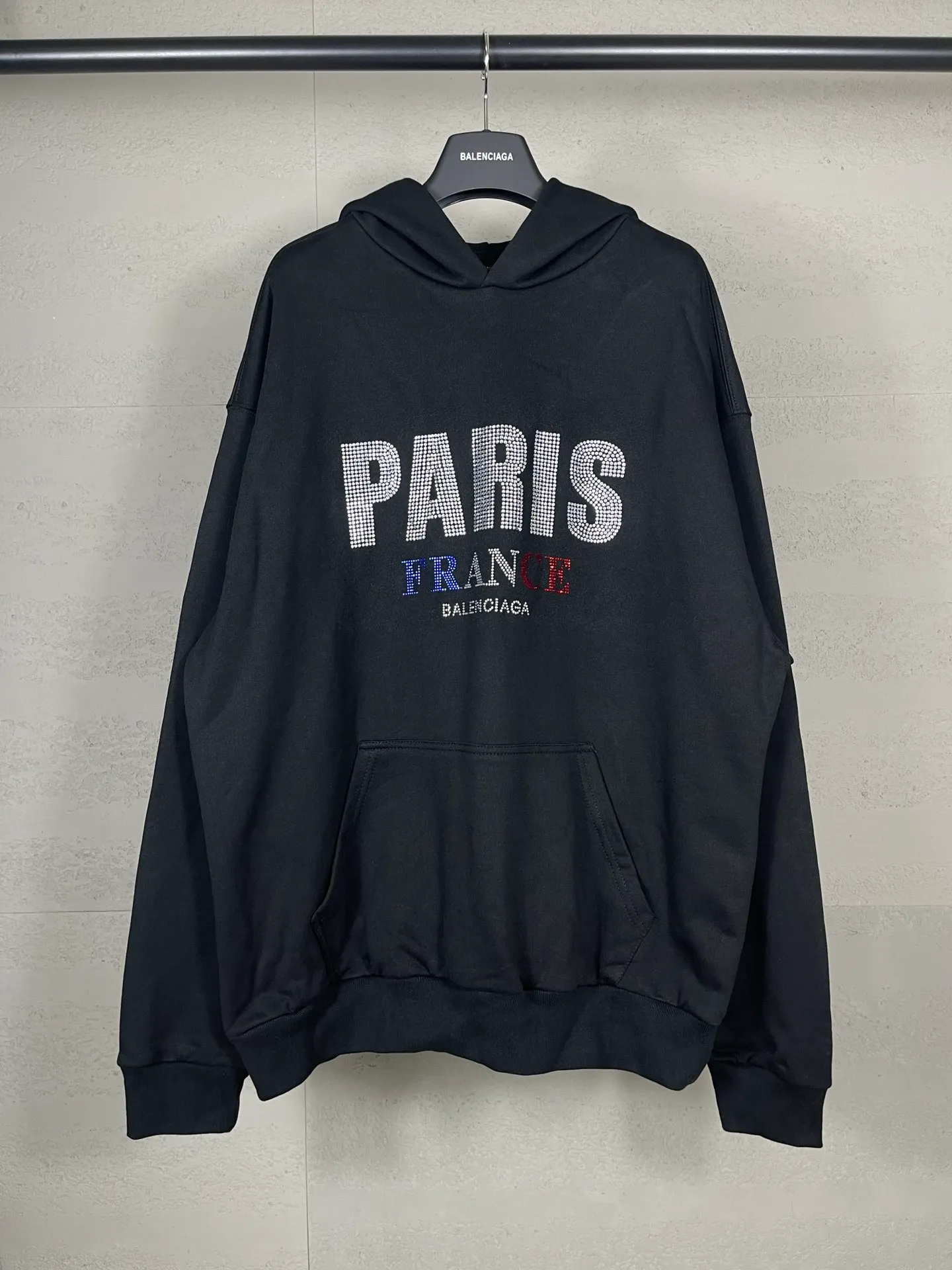 🅿️310 Actual pictures [Top version. Official website quality] BALENCI*GA/Paris BALENCI*GA# new model, with paris. Stress art wood work on the front and rhinestoned hooded sweatshirt on the front. . Brick cabinet synchronization. The fabric is made of Paris ZP custom-woven and dyed cotton terry sweatshirt. The weight is 460 grams. The cloth surface is clean. The cloth pattern is clear. It is soft and comfortable. It has good color fastness and is not easy to change color. The threads are woven and dyed with no color difference. The front hot diamond is made of imported Austrian diamond, which has good gloss and is not easy to fall off. Comparisons welcome. Restore brick cabinet. The version adopts OS loose shoulder style. Same style for men and women. Code: BL238922 Color: Black Size: XS S M L