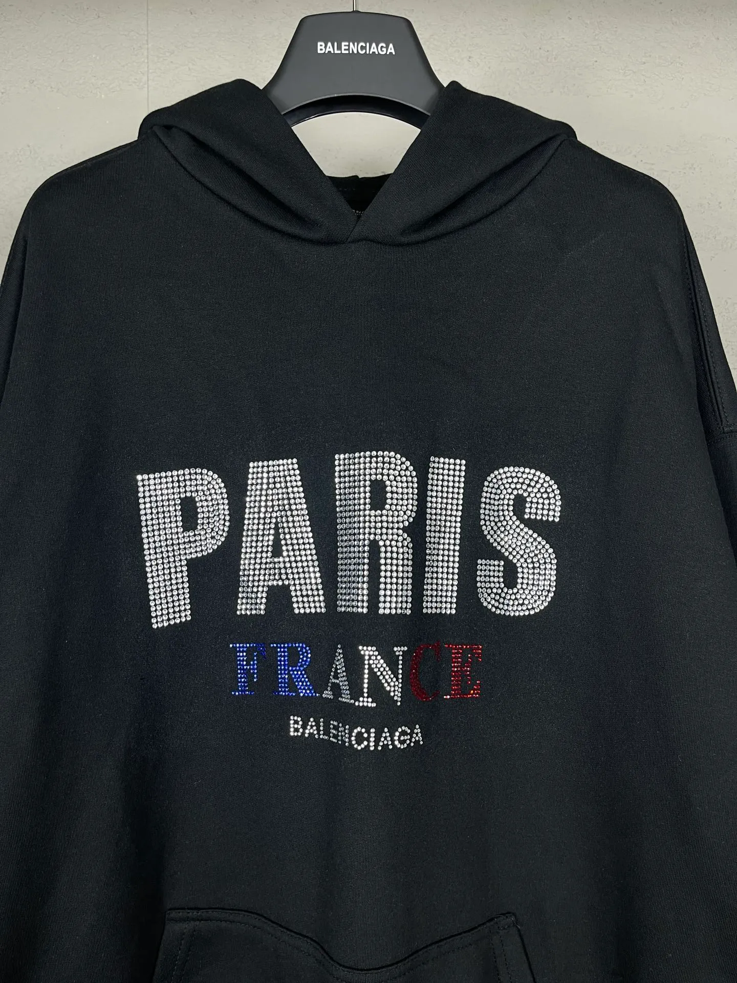 🅿️310 Actual pictures [Top version. Official website quality] BALENCI*GA/Paris BALENCI*GA# new model, with paris. Stress art wood work on the front and rhinestoned hooded sweatshirt on the front. . Brick cabinet synchronization. The fabric is made of Paris ZP custom-woven and dyed cotton terry sweatshirt. The weight is 460 grams. The cloth surface is clean. The cloth pattern is clear. It is soft and comfortable. It has good color fastness and is not easy to change color. The threads are woven and dyed with no color difference. The front hot diamond is made of imported Austrian diamond, which has good gloss and is not easy to fall off. Comparisons welcome. Restore brick cabinet. The version adopts OS loose shoulder style. Same style for men and women. Code: BL238922 Color: Black Size: XS S M L