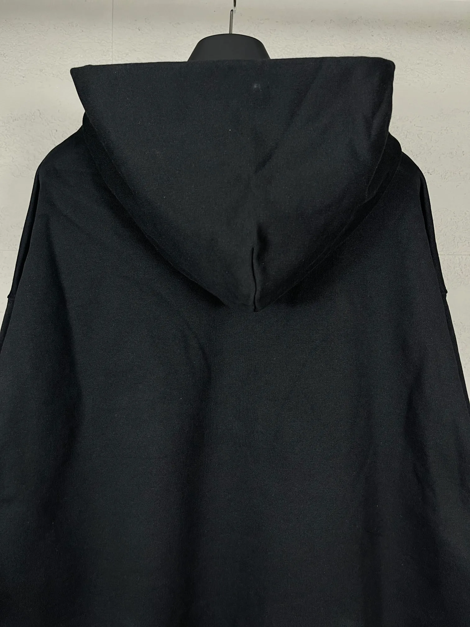 🅿️310 Actual pictures [Top version. Official website quality] BALENCI*GA/Paris BALENCI*GA# new model, with paris. Stress art wood work on the front and rhinestoned hooded sweatshirt on the front. . Brick cabinet synchronization. The fabric is made of Paris ZP custom-woven and dyed cotton terry sweatshirt. The weight is 460 grams. The cloth surface is clean. The cloth pattern is clear. It is soft and comfortable. It has good color fastness and is not easy to change color. The threads are woven and dyed with no color difference. The front hot diamond is made of imported Austrian diamond, which has good gloss and is not easy to fall off. Comparisons welcome. Restore brick cabinet. The version adopts OS loose shoulder style. Same style for men and women. Code: BL238922 Color: Black Size: XS S M L