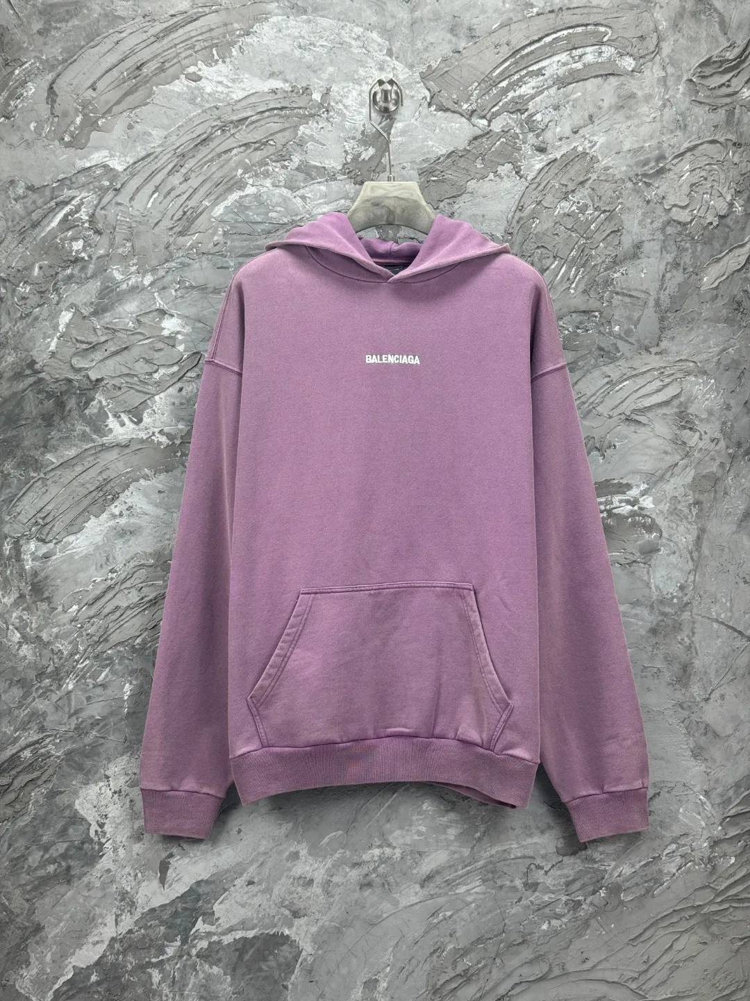 🅿️370 - BALENCI*GA Paris small letter embroidery hooded long-sleeved sweatshirt. The front pattern is imported from Tajima embroidery machine. The ready-made clothes are sprayed with horse wash to make them old. The letters are clear. The effect is three-dimensional. Exclusively pattern-woven and dyed 460g fabric. Threads are dyed in the same vat with zero color difference. Brick cabinet synchronization. Welcome to compare. Same style for men and women -Color: washed purple washed blue -SIZE: Xs S M L Style number 8969#