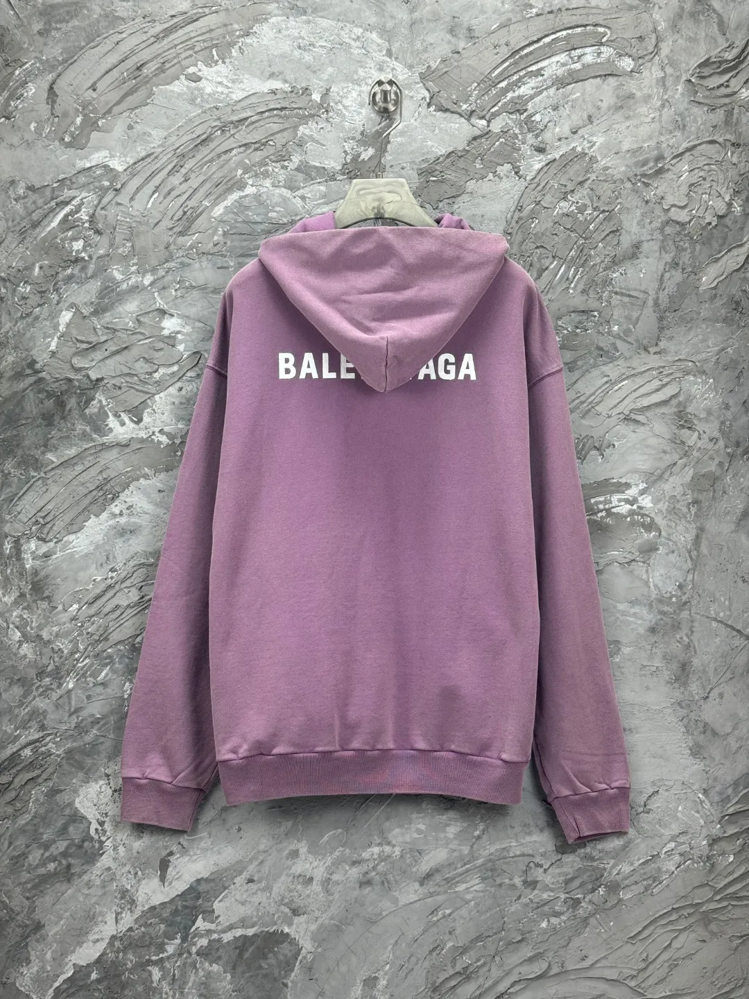 🅿️370 - BALENCI*GA Paris small letter embroidery hooded long-sleeved sweatshirt. The front pattern is imported from Tajima embroidery machine. The ready-made clothes are sprayed with horse wash to make them old. The letters are clear. The effect is three-dimensional. Exclusively pattern-woven and dyed 460g fabric. Threads are dyed in the same vat with zero color difference. Brick cabinet synchronization. Welcome to compare. Same style for men and women -Color: washed purple washed blue -SIZE: Xs S M L Style number 8969#