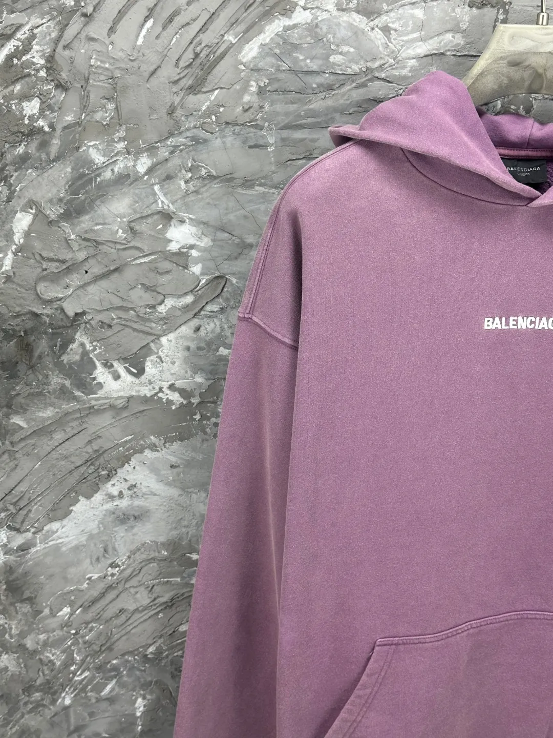 🅿️370 - BALENCI*GA Paris small letter embroidery hooded long-sleeved sweatshirt. The front pattern is imported from Tajima embroidery machine. The ready-made clothes are sprayed with horse wash to make them old. The letters are clear. The effect is three-dimensional. Exclusively pattern-woven and dyed 460g fabric. Threads are dyed in the same vat with zero color difference. Brick cabinet synchronization. Welcome to compare. Same style for men and women -Color: washed purple washed blue -SIZE: Xs S M L Style number 8969#