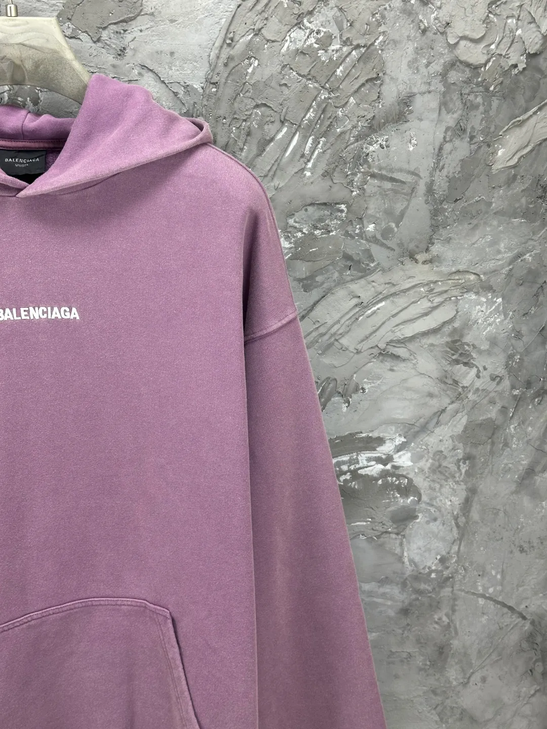 🅿️370 - BALENCI*GA Paris small letter embroidery hooded long-sleeved sweatshirt. The front pattern is imported from Tajima embroidery machine. The ready-made clothes are sprayed with horse wash to make them old. The letters are clear. The effect is three-dimensional. Exclusively pattern-woven and dyed 460g fabric. Threads are dyed in the same vat with zero color difference. Brick cabinet synchronization. Welcome to compare. Same style for men and women -Color: washed purple washed blue -SIZE: Xs S M L Style number 8969#