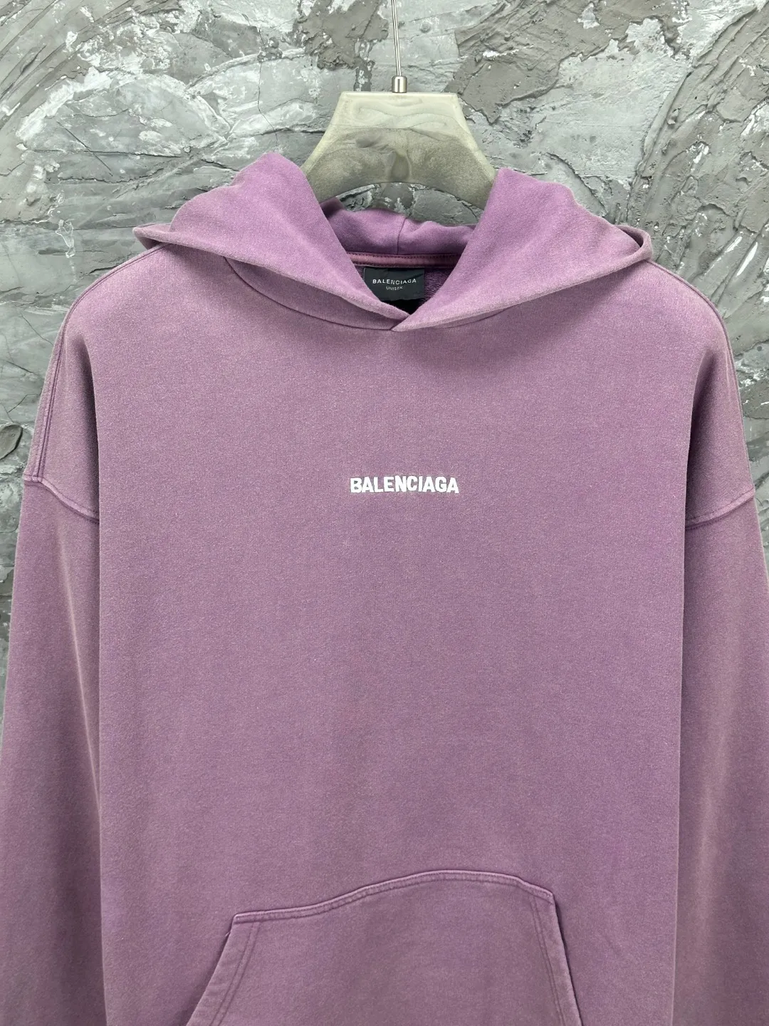 🅿️370 - BALENCI*GA Paris small letter embroidery hooded long-sleeved sweatshirt. The front pattern is imported from Tajima embroidery machine. The ready-made clothes are sprayed with horse wash to make them old. The letters are clear. The effect is three-dimensional. Exclusively pattern-woven and dyed 460g fabric. Threads are dyed in the same vat with zero color difference. Brick cabinet synchronization. Welcome to compare. Same style for men and women -Color: washed purple washed blue -SIZE: Xs S M L Style number 8969#