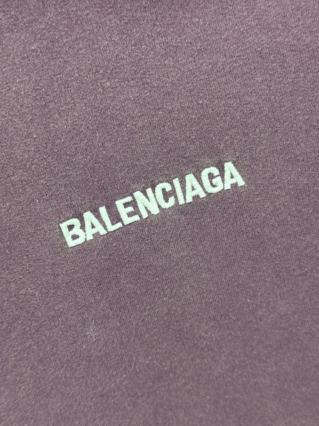 🅿️370 - BALENCI*GA Paris small letter embroidery hooded long-sleeved sweatshirt. The front pattern is imported from Tajima embroidery machine. The ready-made clothes are sprayed with horse wash to make them old. The letters are clear. The effect is three-dimensional. Exclusively pattern-woven and dyed 460g fabric. Threads are dyed in the same vat with zero color difference. Brick cabinet synchronization. Welcome to compare. Same style for men and women -Color: washed purple washed blue -SIZE: Xs S M L Style number 8969#