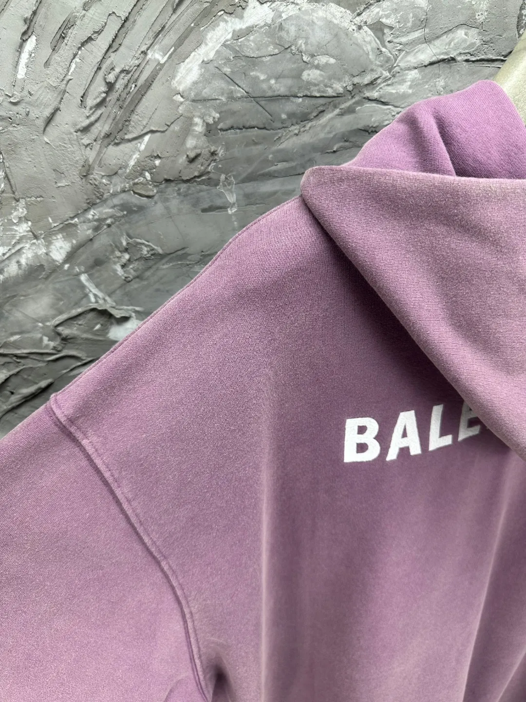 🅿️370 - BALENCI*GA Paris small letter embroidery hooded long-sleeved sweatshirt. The front pattern is imported from Tajima embroidery machine. The ready-made clothes are sprayed with horse wash to make them old. The letters are clear. The effect is three-dimensional. Exclusively pattern-woven and dyed 460g fabric. Threads are dyed in the same vat with zero color difference. Brick cabinet synchronization. Welcome to compare. Same style for men and women -Color: washed purple washed blue -SIZE: Xs S M L Style number 8969#