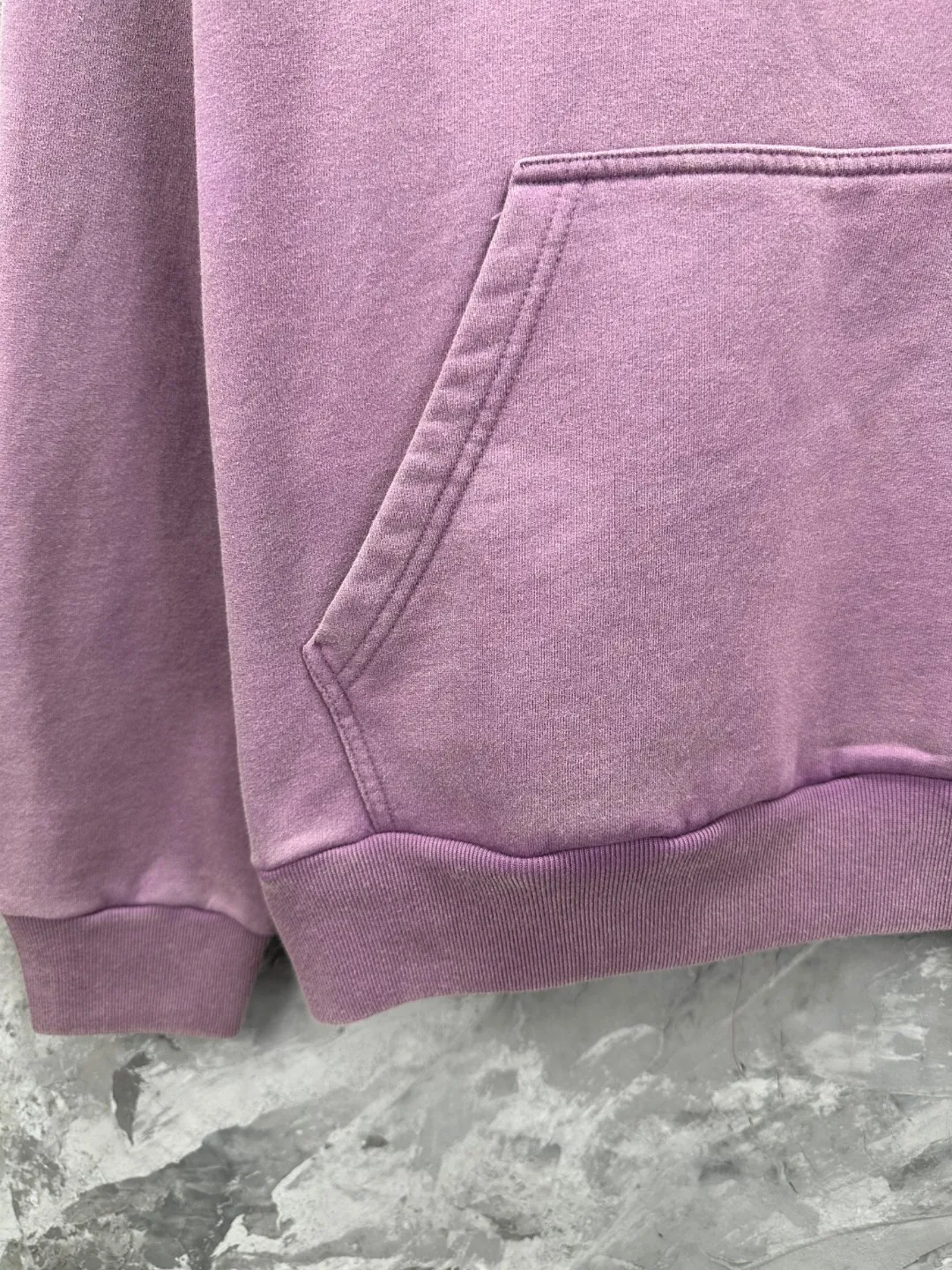 🅿️370 - BALENCI*GA Paris small letter embroidery hooded long-sleeved sweatshirt. The front pattern is imported from Tajima embroidery machine. The ready-made clothes are sprayed with horse wash to make them old. The letters are clear. The effect is three-dimensional. Exclusively pattern-woven and dyed 460g fabric. Threads are dyed in the same vat with zero color difference. Brick cabinet synchronization. Welcome to compare. Same style for men and women -Color: washed purple washed blue -SIZE: Xs S M L Style number 8969#