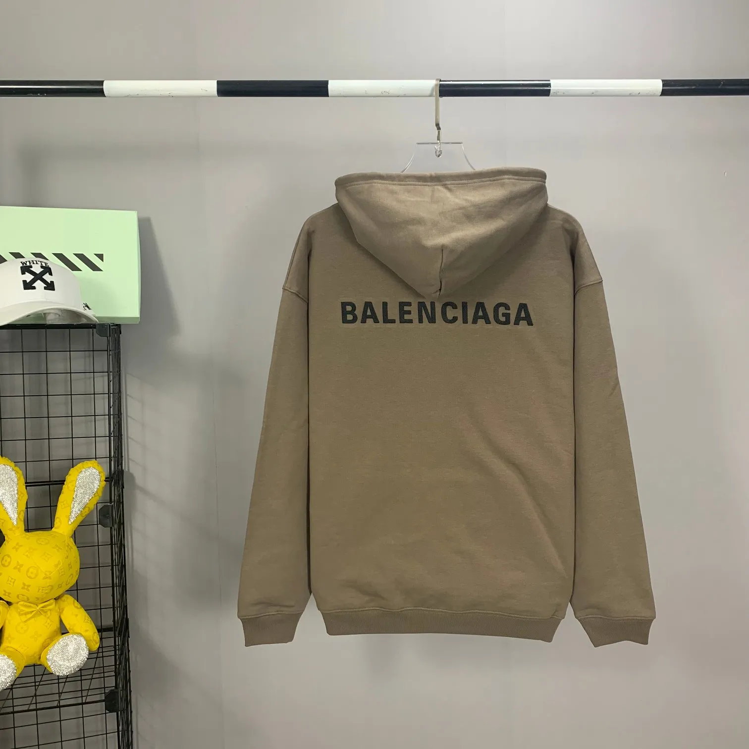 The top version of BALENCIAGA with large LOGO basic letters on the back, pure cotton loose, same style for male and female couples, high-end embroidered cotton hoodie, hooded sweatshirt. The god of simplicity in Paris, a volume sought after by many stars. Lisa’s favorite basic short-sleeved Paris style, which has a very high appearance rate. Wear alone, paired with jeans, shorts, and sweatpants, it's a versatile style. Xiaohongshu, a hot item on INS, a must-have for Paris fans.  Using Tajima embroidery technology imported from Japan, the printing looks very three-dimensional and full, with no threads. Regardless of the size, the front and back letters can be expressed perfectly! The fabric is made of 460g pure cotton combed terry fabric!  A complete set of customized tags, collar tags, washed, plastic bags, and most importantly, a complete set of bags, tag codes, and codes are all authentic.  Color: mint green dark brown Size: XS-L P:450