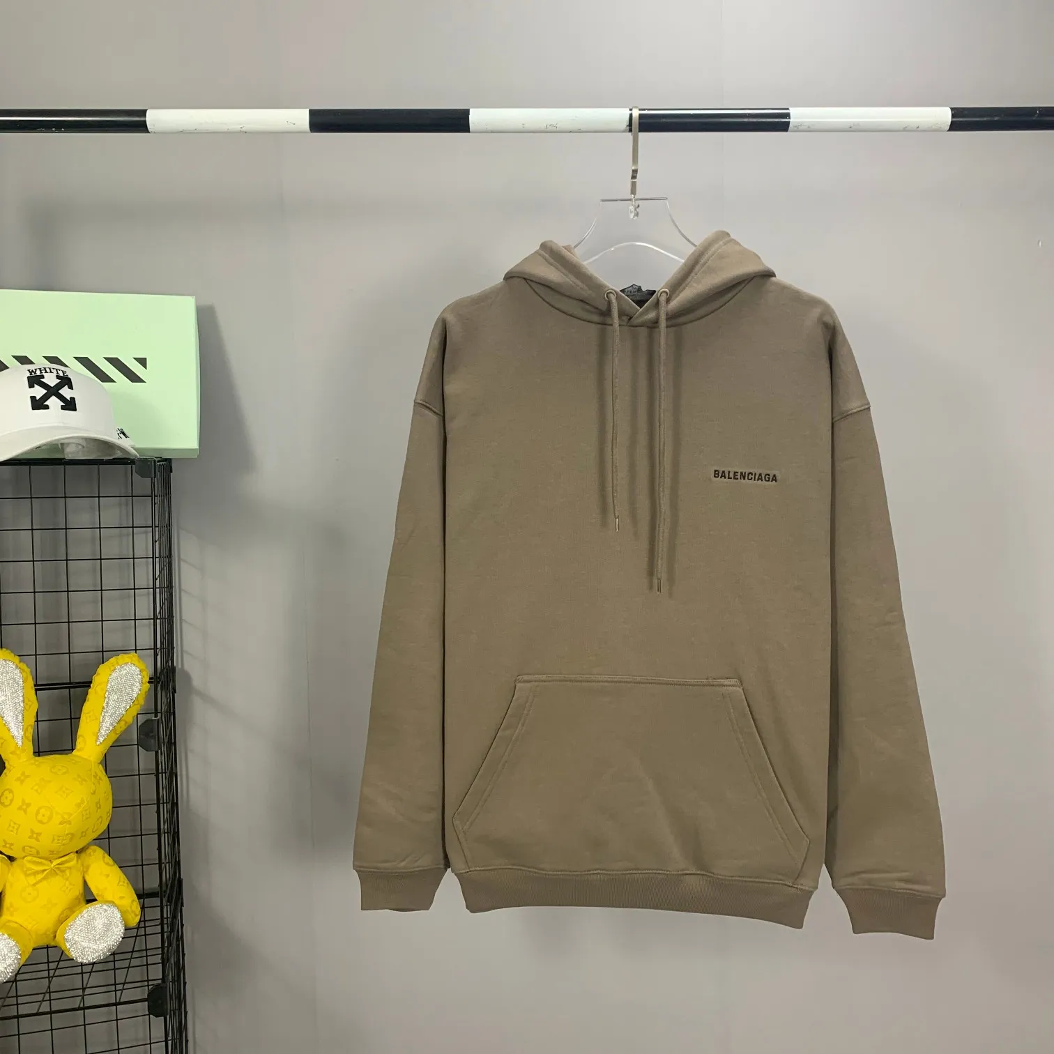The top version of BALENCIAGA with large LOGO basic letters on the back, pure cotton loose, same style for male and female couples, high-end embroidered cotton hoodie, hooded sweatshirt. The god of simplicity in Paris, a volume sought after by many stars. Lisa’s favorite basic short-sleeved Paris style, which has a very high appearance rate. Wear alone, paired with jeans, shorts, and sweatpants, it's a versatile style. Xiaohongshu, a hot item on INS, a must-have for Paris fans.  Using Tajima embroidery technology imported from Japan, the printing looks very three-dimensional and full, with no threads. Regardless of the size, the front and back letters can be expressed perfectly! The fabric is made of 460g pure cotton combed terry fabric!  A complete set of customized tags, collar tags, washed, plastic bags, and most importantly, a complete set of bags, tag codes, and codes are all authentic.  Color: mint green dark brown Size: XS-L P:450