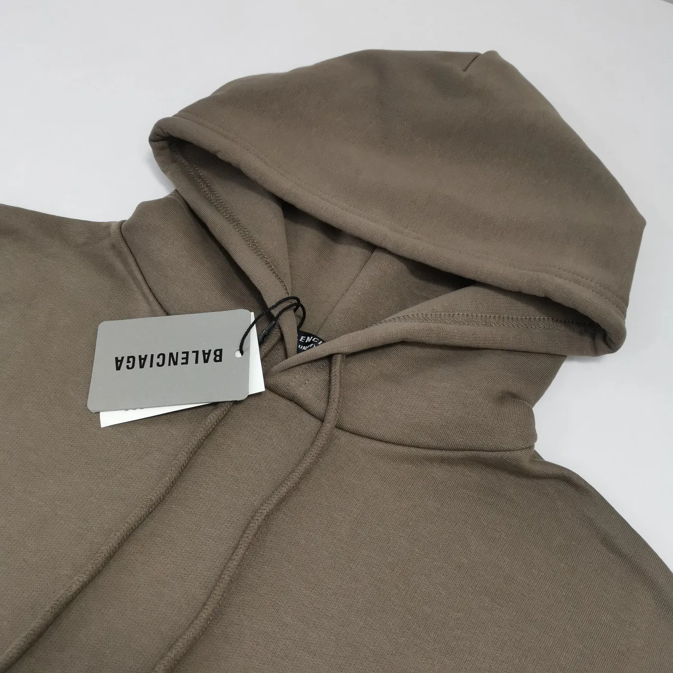 The top version of BALENCIAGA with large LOGO basic letters on the back, pure cotton loose, same style for male and female couples, high-end embroidered cotton hoodie, hooded sweatshirt. The god of simplicity in Paris, a volume sought after by many stars. Lisa’s favorite basic short-sleeved Paris style, which has a very high appearance rate. Wear alone, paired with jeans, shorts, and sweatpants, it's a versatile style. Xiaohongshu, a hot item on INS, a must-have for Paris fans.  Using Tajima embroidery technology imported from Japan, the printing looks very three-dimensional and full, with no threads. Regardless of the size, the front and back letters can be expressed perfectly! The fabric is made of 460g pure cotton combed terry fabric!  A complete set of customized tags, collar tags, washed, plastic bags, and most importantly, a complete set of bags, tag codes, and codes are all authentic.  Color: mint green dark brown Size: XS-L P:450