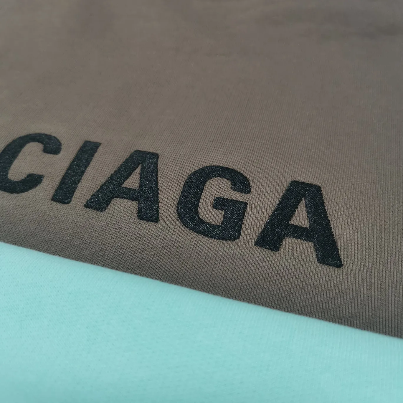 The top version of BALENCIAGA with large LOGO basic letters on the back, pure cotton loose, same style for male and female couples, high-end embroidered cotton hoodie, hooded sweatshirt. The god of simplicity in Paris, a volume sought after by many stars. Lisa’s favorite basic short-sleeved Paris style, which has a very high appearance rate. Wear alone, paired with jeans, shorts, and sweatpants, it's a versatile style. Xiaohongshu, a hot item on INS, a must-have for Paris fans.  Using Tajima embroidery technology imported from Japan, the printing looks very three-dimensional and full, with no threads. Regardless of the size, the front and back letters can be expressed perfectly! The fabric is made of 460g pure cotton combed terry fabric!  A complete set of customized tags, collar tags, washed, plastic bags, and most importantly, a complete set of bags, tag codes, and codes are all authentic.  Color: mint green dark brown Size: XS-L P:450