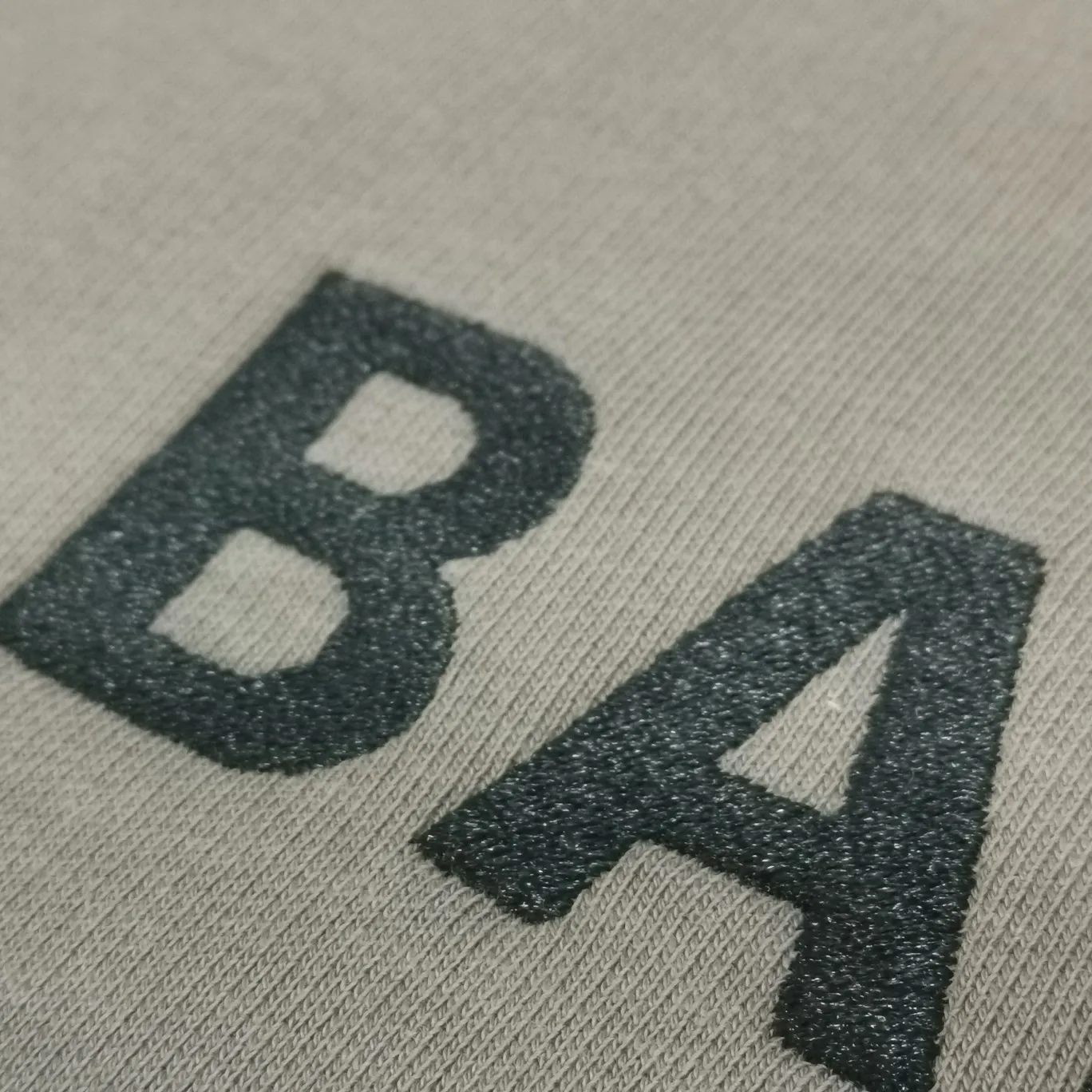 The top version of BALENCIAGA with large LOGO basic letters on the back, pure cotton loose, same style for male and female couples, high-end embroidered cotton hoodie, hooded sweatshirt. The god of simplicity in Paris, a volume sought after by many stars. Lisa’s favorite basic short-sleeved Paris style, which has a very high appearance rate. Wear alone, paired with jeans, shorts, and sweatpants, it's a versatile style. Xiaohongshu, a hot item on INS, a must-have for Paris fans.  Using Tajima embroidery technology imported from Japan, the printing looks very three-dimensional and full, with no threads. Regardless of the size, the front and back letters can be expressed perfectly! The fabric is made of 460g pure cotton combed terry fabric!  A complete set of customized tags, collar tags, washed, plastic bags, and most importantly, a complete set of bags, tag codes, and codes are all authentic.  Color: mint green dark brown Size: XS-L P:450