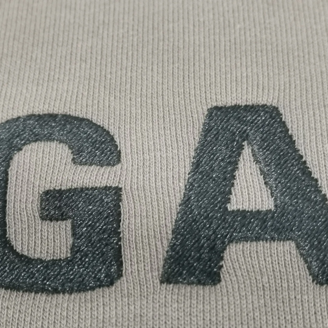 The top version of BALENCIAGA with large LOGO basic letters on the back, pure cotton loose, same style for male and female couples, high-end embroidered cotton hoodie, hooded sweatshirt. The god of simplicity in Paris, a volume sought after by many stars. Lisa’s favorite basic short-sleeved Paris style, which has a very high appearance rate. Wear alone, paired with jeans, shorts, and sweatpants, it's a versatile style. Xiaohongshu, a hot item on INS, a must-have for Paris fans.  Using Tajima embroidery technology imported from Japan, the printing looks very three-dimensional and full, with no threads. Regardless of the size, the front and back letters can be expressed perfectly! The fabric is made of 460g pure cotton combed terry fabric!  A complete set of customized tags, collar tags, washed, plastic bags, and most importantly, a complete set of bags, tag codes, and codes are all authentic.  Color: mint green dark brown Size: XS-L P:450
