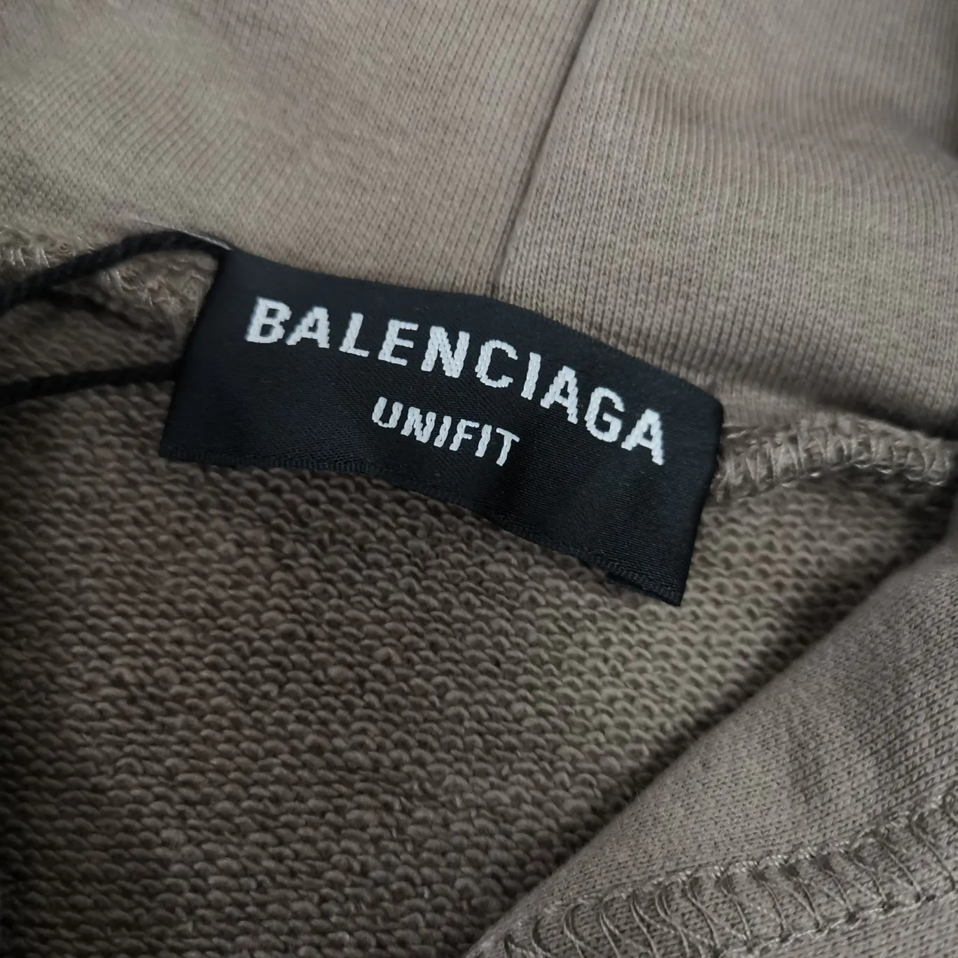 The top version of BALENCIAGA with large LOGO basic letters on the back, pure cotton loose, same style for male and female couples, high-end embroidered cotton hoodie, hooded sweatshirt. The god of simplicity in Paris, a volume sought after by many stars. Lisa’s favorite basic short-sleeved Paris style, which has a very high appearance rate. Wear alone, paired with jeans, shorts, and sweatpants, it's a versatile style. Xiaohongshu, a hot item on INS, a must-have for Paris fans.  Using Tajima embroidery technology imported from Japan, the printing looks very three-dimensional and full, with no threads. Regardless of the size, the front and back letters can be expressed perfectly! The fabric is made of 460g pure cotton combed terry fabric!  A complete set of customized tags, collar tags, washed, plastic bags, and most importantly, a complete set of bags, tag codes, and codes are all authentic.  Color: mint green dark brown Size: XS-L P:450