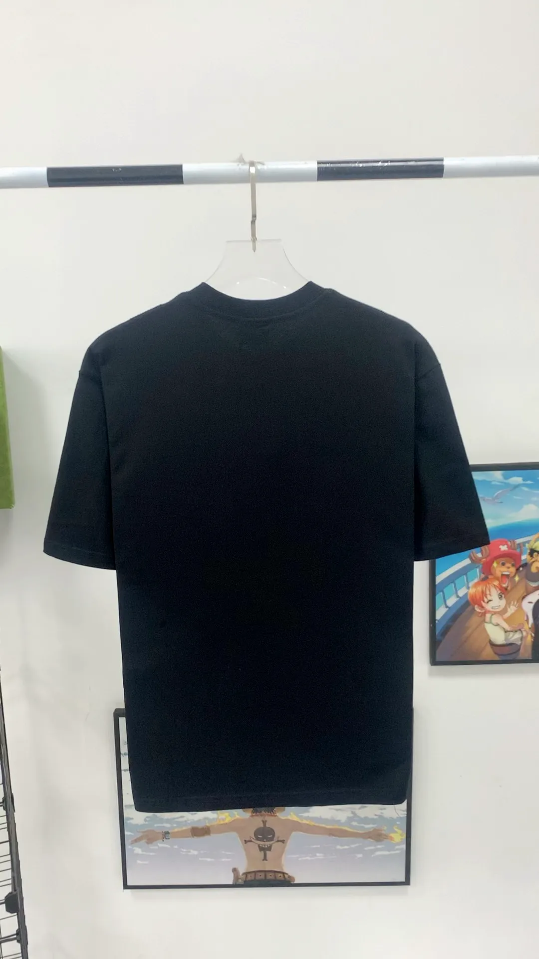 Real shot video on the back————The top version of Balenciaga Paris 23SS waterproof label paper stickers for male and female couples celebrities with the same style pure cotton short sleeves, special waterproof material for post-it notes. The correct version of light luxury, super versatile, loved by fashionistas from all walks of life, can be worn by both men and women, and the effect will be great with any combination! Comfortable on the upper body.  ✅The fabric is made of 260g 32-count pure cotton double yarn plain fabric, the threads are dyed in the same vat with zero color difference, three-needle five-thread process, restoring ZP, the sticky notes are made of imported washed label paper and low-temperature TPU hot-melt adhesive composite process. The letters are printed with a laser machine to ensure that they will not rot or fade after washing. After repeated experiments, the laser is positioned at the rated temperature when fitting, and the laminating force is consistent. Please do not pull the sticky notes artificially‼ ️Original P:260 Color: black