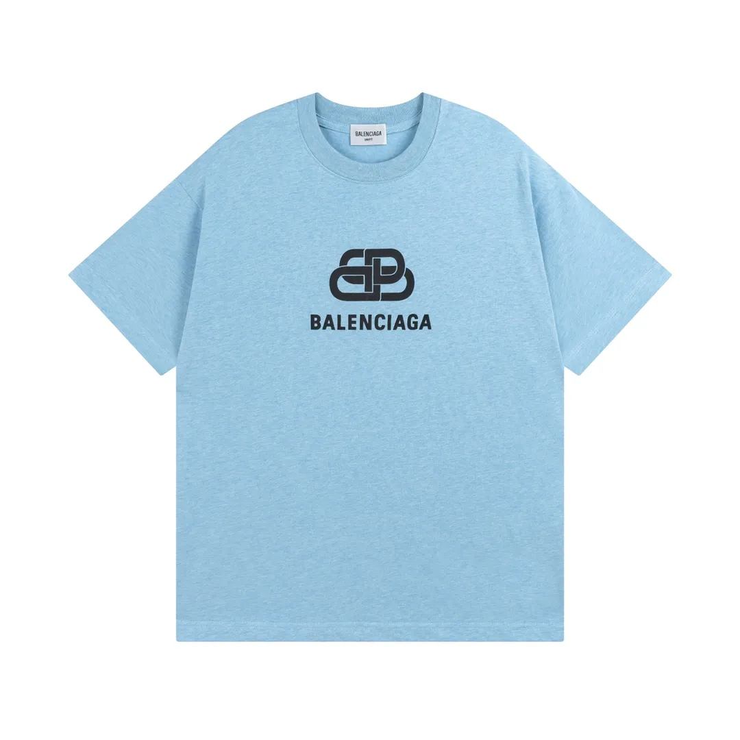 🅿️170 Detailed pictures [Top version. Official website quality] BALENCI*GA/Paris. Classic style. SS22 #balenci*ga lock letter LOGO short-sleeved T-shirt. Brick cabinet synchronization.                       The fabric is made of Paris ZP custom-woven and dyed 100% double yarn compact cotton. The weight is 260 grams. The cloth surface is clean. The cloth pattern is clear, soft and comfortable. The threads are dyed with no color difference. The classic pattern is printed with environmentally friendly imported materials, precision printing screen, the letters are clear, the effect is three-dimensional, and the brick cabinet is restored. The version adopts the OS loose shoulder version. Same style for men and women Coding: BL223051 Color: Black. White. Orchid Size: XS S M L