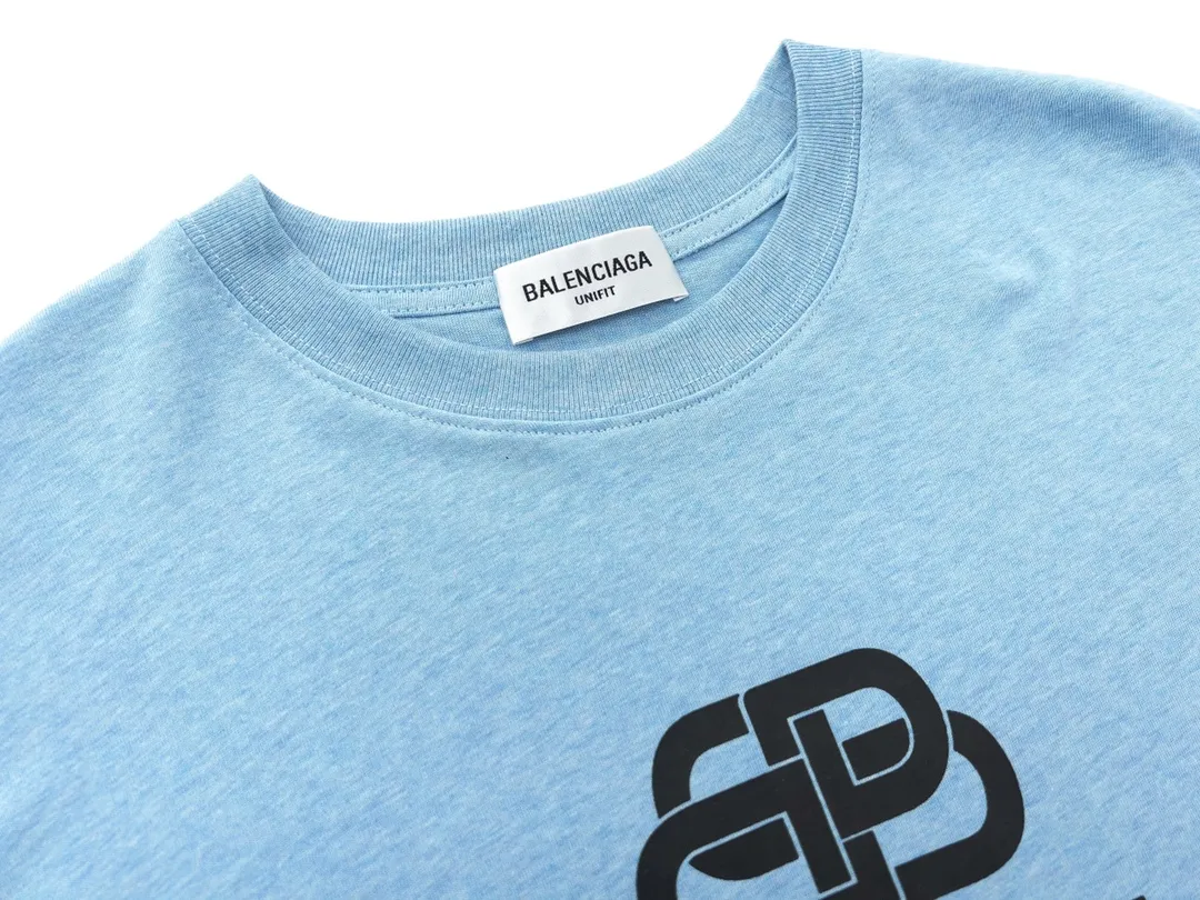 🅿️170 Detailed pictures [Top version. Official website quality] BALENCI*GA/Paris. Classic style. SS22 #balenci*ga lock letter LOGO short-sleeved T-shirt. Brick cabinet synchronization.                       The fabric is made of Paris ZP custom-woven and dyed 100% double yarn compact cotton. The weight is 260 grams. The cloth surface is clean. The cloth pattern is clear, soft and comfortable. The threads are dyed with no color difference. The classic pattern is printed with environmentally friendly imported materials, precision printing screen, the letters are clear, the effect is three-dimensional, and the brick cabinet is restored. The version adopts the OS loose shoulder version. Same style for men and women Coding: BL223051 Color: Black. White. Orchid Size: XS S M L