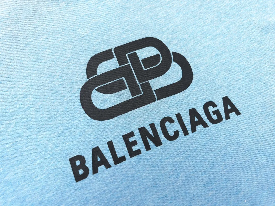 🅿️170 Detailed pictures [Top version. Official website quality] BALENCI*GA/Paris. Classic style. SS22 #balenci*ga lock letter LOGO short-sleeved T-shirt. Brick cabinet synchronization.                       The fabric is made of Paris ZP custom-woven and dyed 100% double yarn compact cotton. The weight is 260 grams. The cloth surface is clean. The cloth pattern is clear, soft and comfortable. The threads are dyed with no color difference. The classic pattern is printed with environmentally friendly imported materials, precision printing screen, the letters are clear, the effect is three-dimensional, and the brick cabinet is restored. The version adopts the OS loose shoulder version. Same style for men and women Coding: BL223051 Color: Black. White. Orchid Size: XS S M L