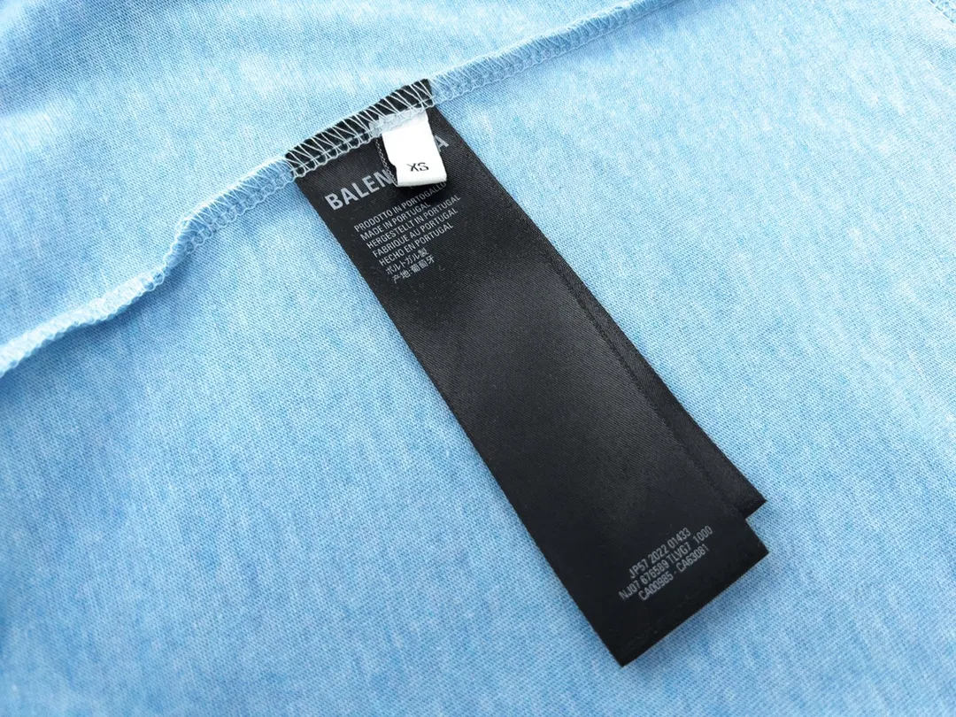 🅿️170 Detailed pictures [Top version. Official website quality] BALENCI*GA/Paris. Classic style. SS22 #balenci*ga lock letter LOGO short-sleeved T-shirt. Brick cabinet synchronization.                       The fabric is made of Paris ZP custom-woven and dyed 100% double yarn compact cotton. The weight is 260 grams. The cloth surface is clean. The cloth pattern is clear, soft and comfortable. The threads are dyed with no color difference. The classic pattern is printed with environmentally friendly imported materials, precision printing screen, the letters are clear, the effect is three-dimensional, and the brick cabinet is restored. The version adopts the OS loose shoulder version. Same style for men and women Coding: BL223051 Color: Black. White. Orchid Size: XS S M L