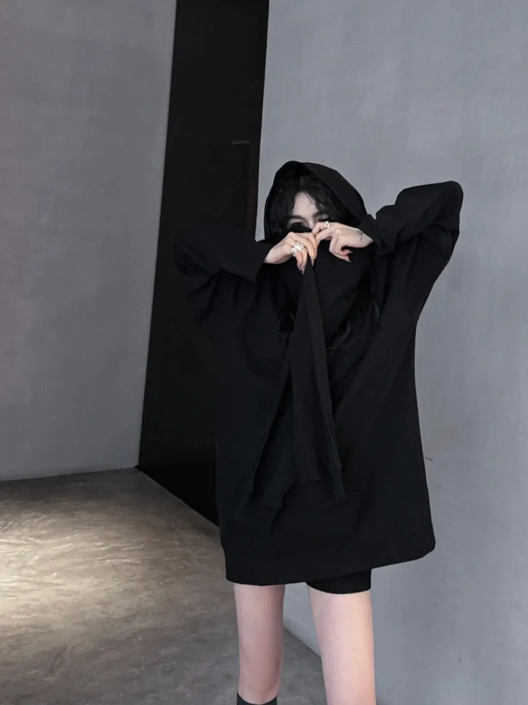 ♻️💯Reference model picture for the upper body❤️The top version of Balenciaga 24 new model Yang Chaoyue and Lu Yi, the same style. Fake two-piece hooded embroidered short-sleeves. Made of retro jersey fabric, customized plaid grinding sleeves, button opening and closing design detail cuffs, German embroidery machine, front chest mirror reverse high-density embroidery, the body is spliced ​​with 2 kinds of fabric panels, overlapping effect, loose version, same style for men and women! Color: Black Gray Size: S M L P: 350