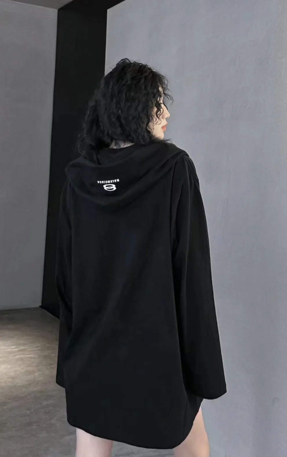 ♻️💯Reference model picture for the upper body❤️The top version of Balenciaga 24 new model Yang Chaoyue and Lu Yi, the same style. Fake two-piece hooded embroidered short-sleeves. Made of retro jersey fabric, customized plaid grinding sleeves, button opening and closing design detail cuffs, German embroidery machine, front chest mirror reverse high-density embroidery, the body is spliced ​​with 2 kinds of fabric panels, overlapping effect, loose version, same style for men and women! Color: Black Gray Size: S M L P: 350