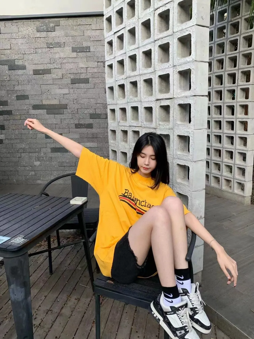 ♻️💯Refer to the model picture for the upper body❤️The top tested version BALENCIAGA 23SS Balenciaga 23SS male and female couple star's same style pure cotton loose Cola Malone graffiti ripped short-sleeved T-shirt. Customized 1:1 colorless dyeing fabric. Matched thread. Double enzyme garment wash to ensure durability and washability and not easy to deform. Imported machine water-based ink printing, delicate printing, like graffiti. Purely hand-washed, polished and aged! Comparable to yb, the quality is very different from the market version. If you know the goods, please compare. The fabric is made of 280g double-ply double-yarn plain cotton loose fabric. It feels smooth, loose, breathable and full of drape.  Color: Yellow Blue Size: XS-L P:270
