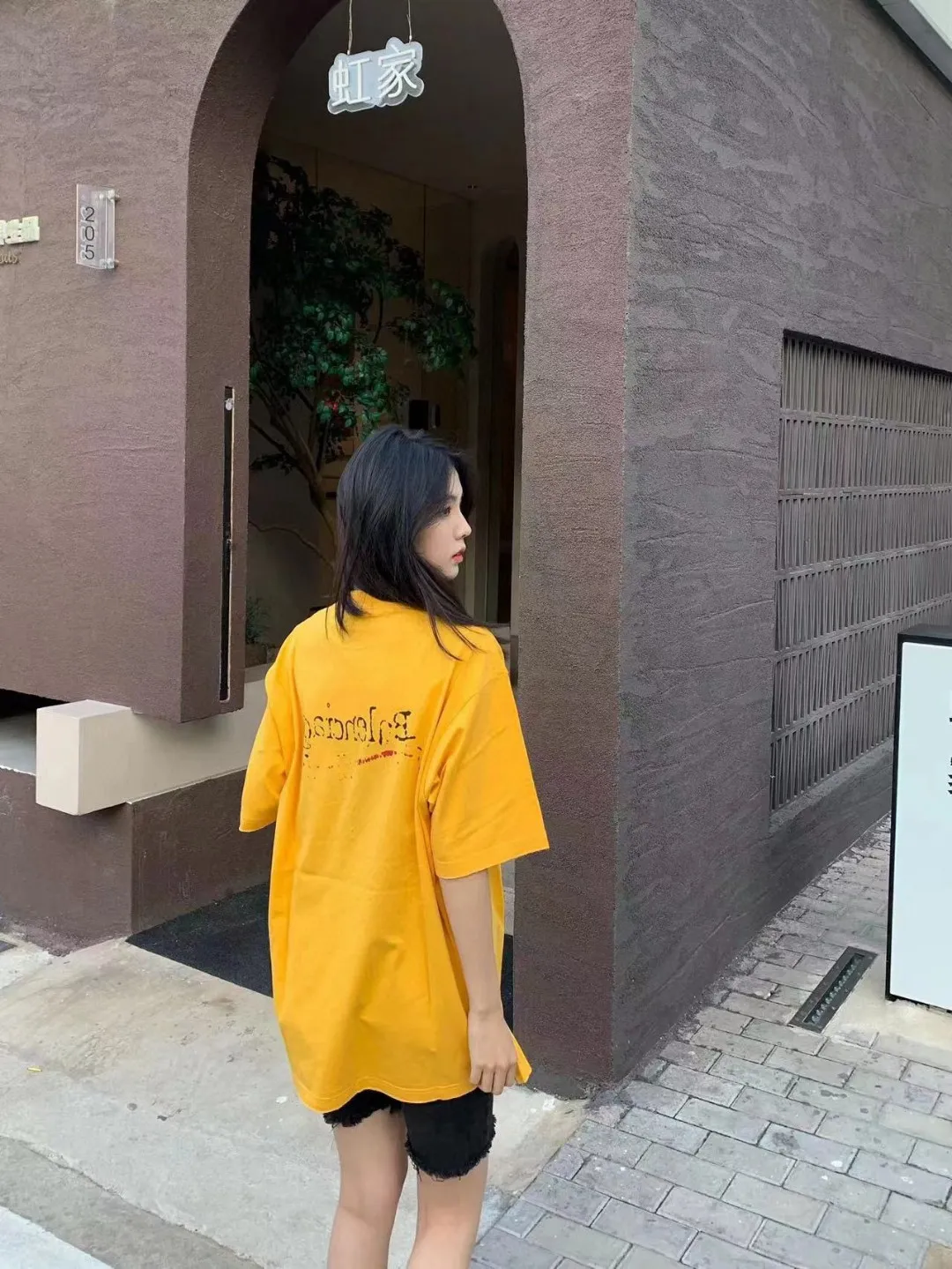 ♻️💯Refer to the model picture for the upper body❤️The top tested version BALENCIAGA 23SS Balenciaga 23SS male and female couple star's same style pure cotton loose Cola Malone graffiti ripped short-sleeved T-shirt. Customized 1:1 colorless dyeing fabric. Matched thread. Double enzyme garment wash to ensure durability and washability and not easy to deform. Imported machine water-based ink printing, delicate printing, like graffiti. Purely hand-washed, polished and aged! Comparable to yb, the quality is very different from the market version. If you know the goods, please compare. The fabric is made of 280g double-ply double-yarn plain cotton loose fabric. It feels smooth, loose, breathable and full of drape.  Color: Yellow Blue Size: XS-L P:270
