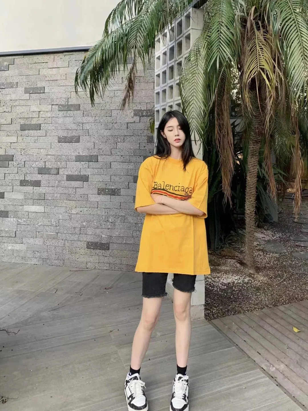 ♻️💯Refer to the model picture for the upper body❤️The top tested version BALENCIAGA 23SS Balenciaga 23SS male and female couple star's same style pure cotton loose Cola Malone graffiti ripped short-sleeved T-shirt. Customized 1:1 colorless dyeing fabric. Matched thread. Double enzyme garment wash to ensure durability and washability and not easy to deform. Imported machine water-based ink printing, delicate printing, like graffiti. Purely hand-washed, polished and aged! Comparable to yb, the quality is very different from the market version. If you know the goods, please compare. The fabric is made of 280g double-ply double-yarn plain cotton loose fabric. It feels smooth, loose, breathable and full of drape.  Color: Yellow Blue Size: XS-L P:270